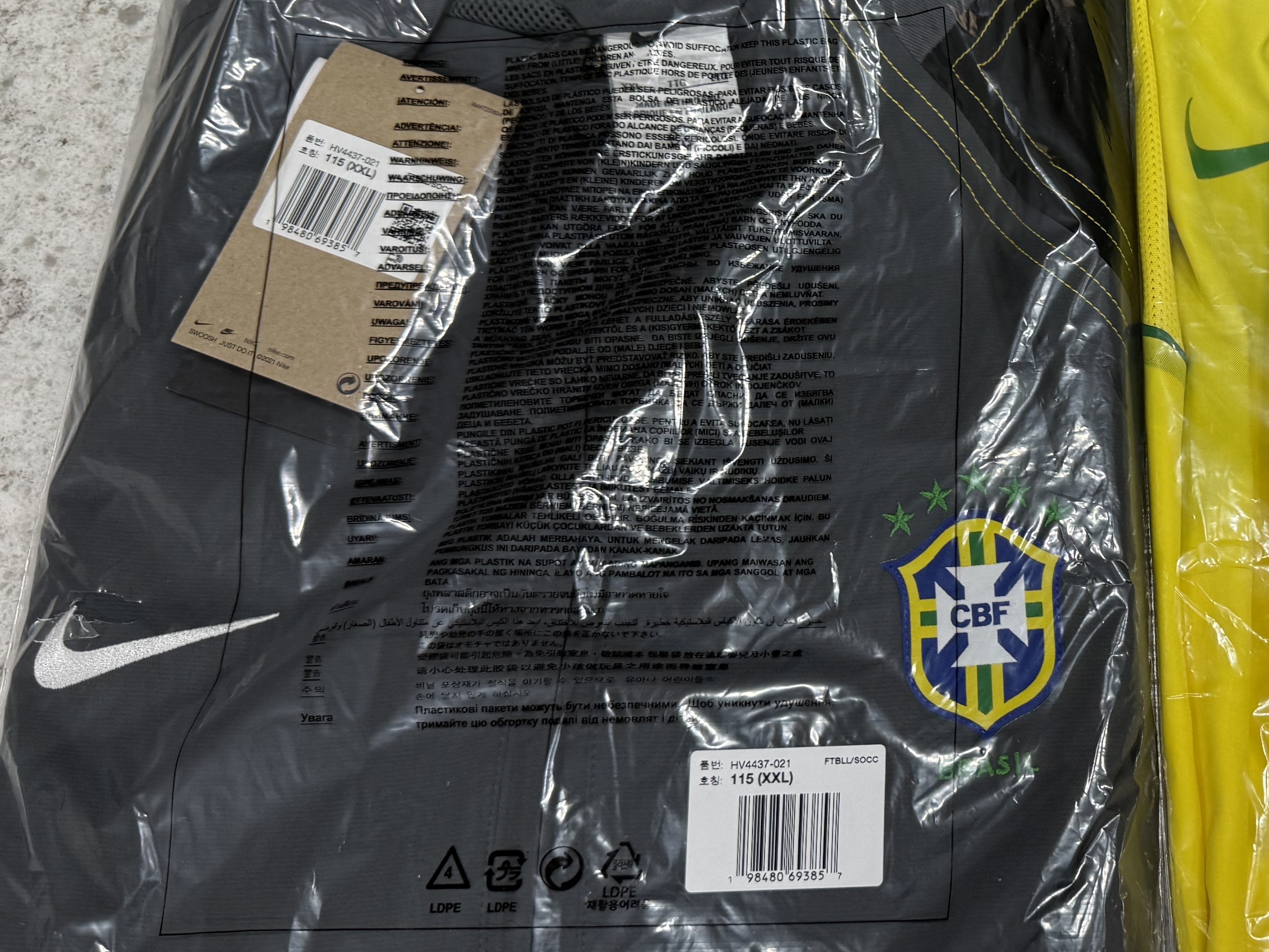 Nike Brazil 2004 Total 90 Reissue Soccer Replica Track Jacket (HV4437-021) 착용 스타일 - 8