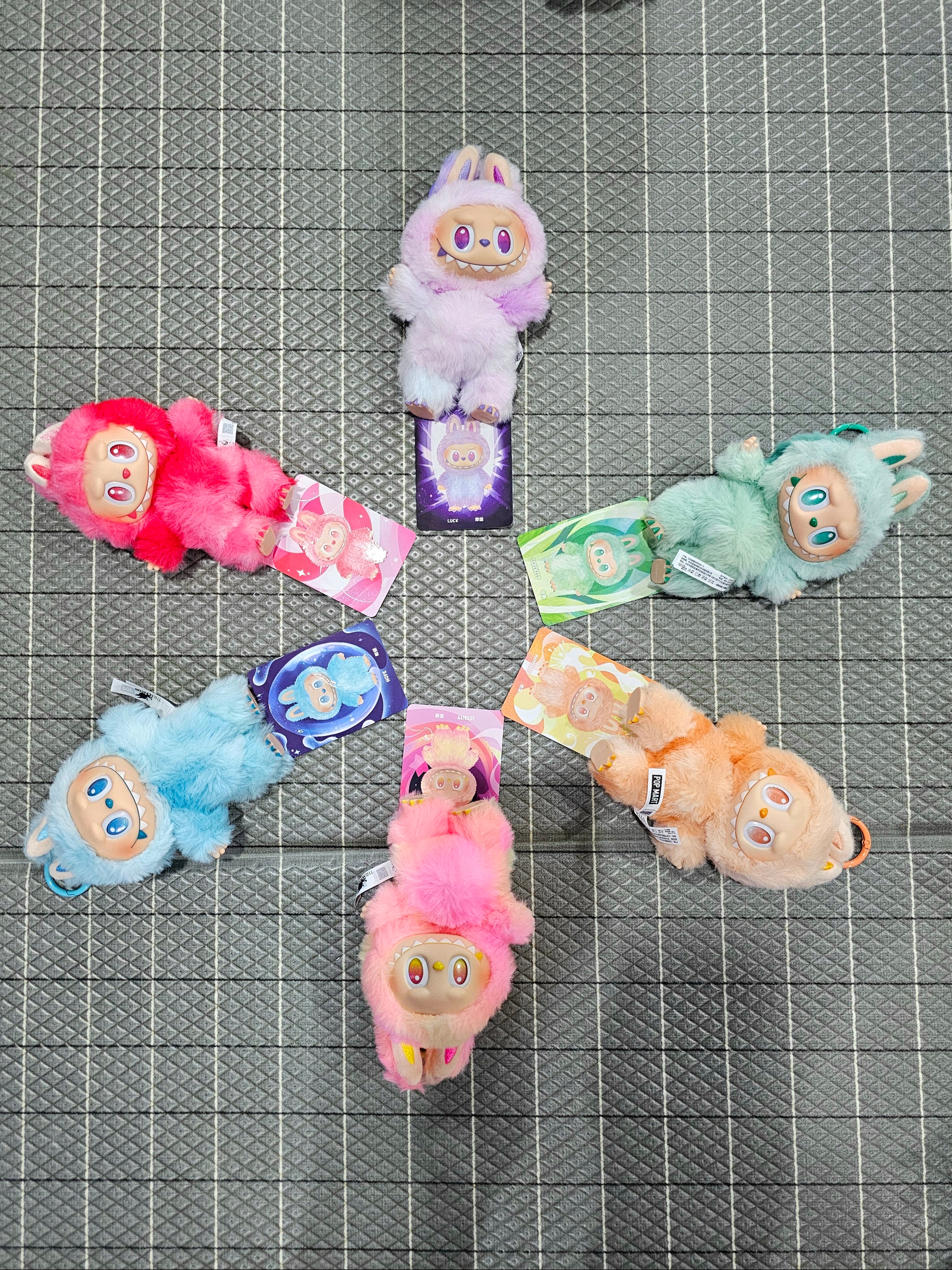 Pop Mart Labubu The Monsters Highlight Series Sealed Case (6 Blind Boxes) 착용 스타일 - 1