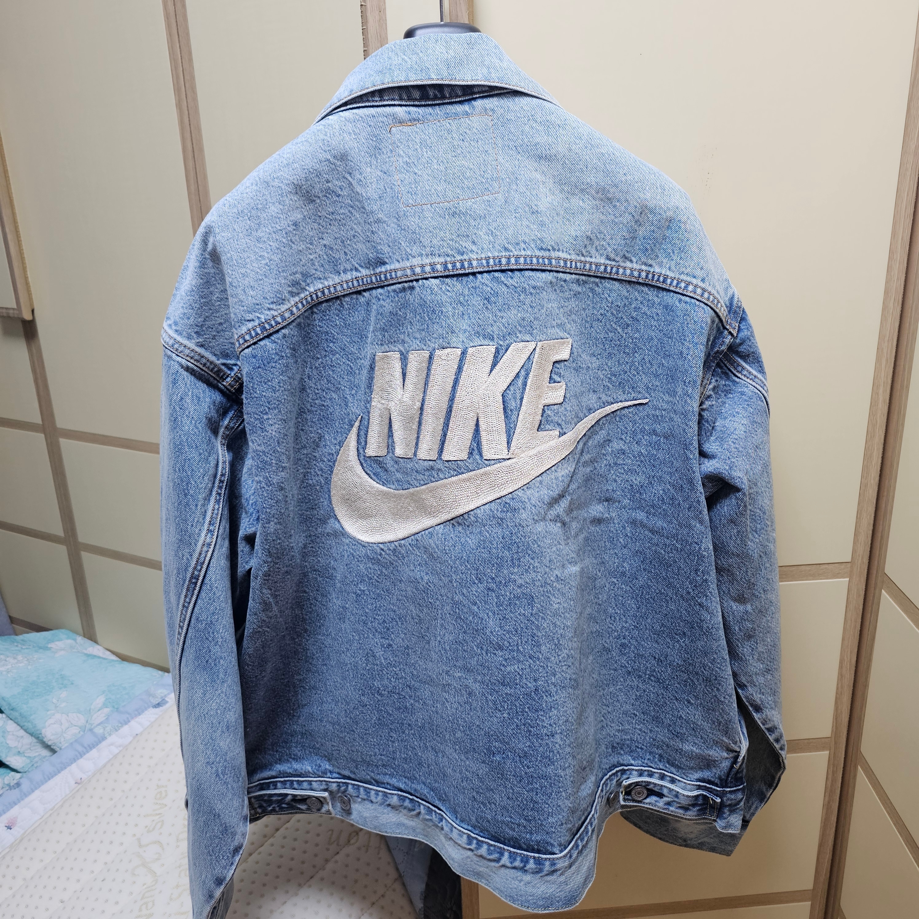 Levi's x Nike Trucker Jacket Light Blue 착용 스타일
