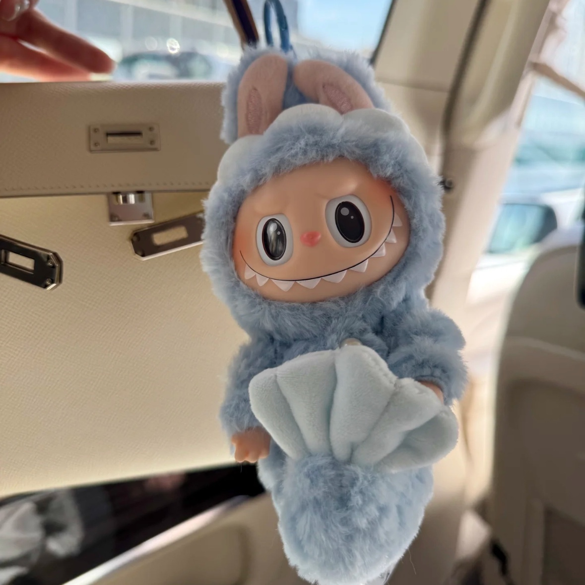 Pop Mart Labubu Hide and Seek In Singapore Series Vinyl Plush Pendant 착용 스타일 - 2