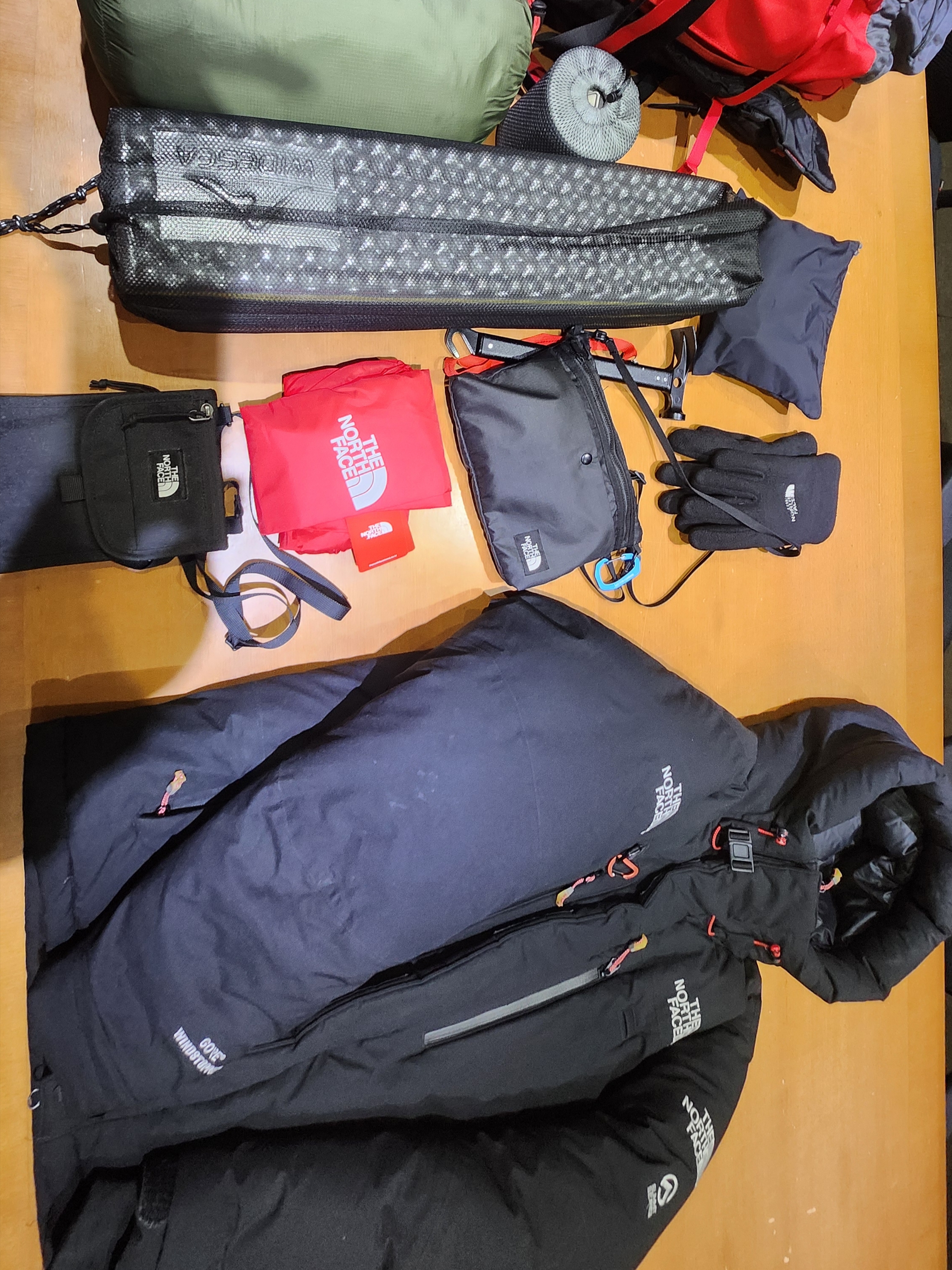 The North Face Himalayan Parka Black 착용 스타일