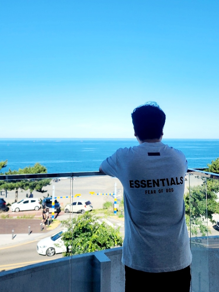 Essentials The Core Collection T-Shirt Light Oatmeal, Stussy Stock Water Shorts Black 착용 스타일