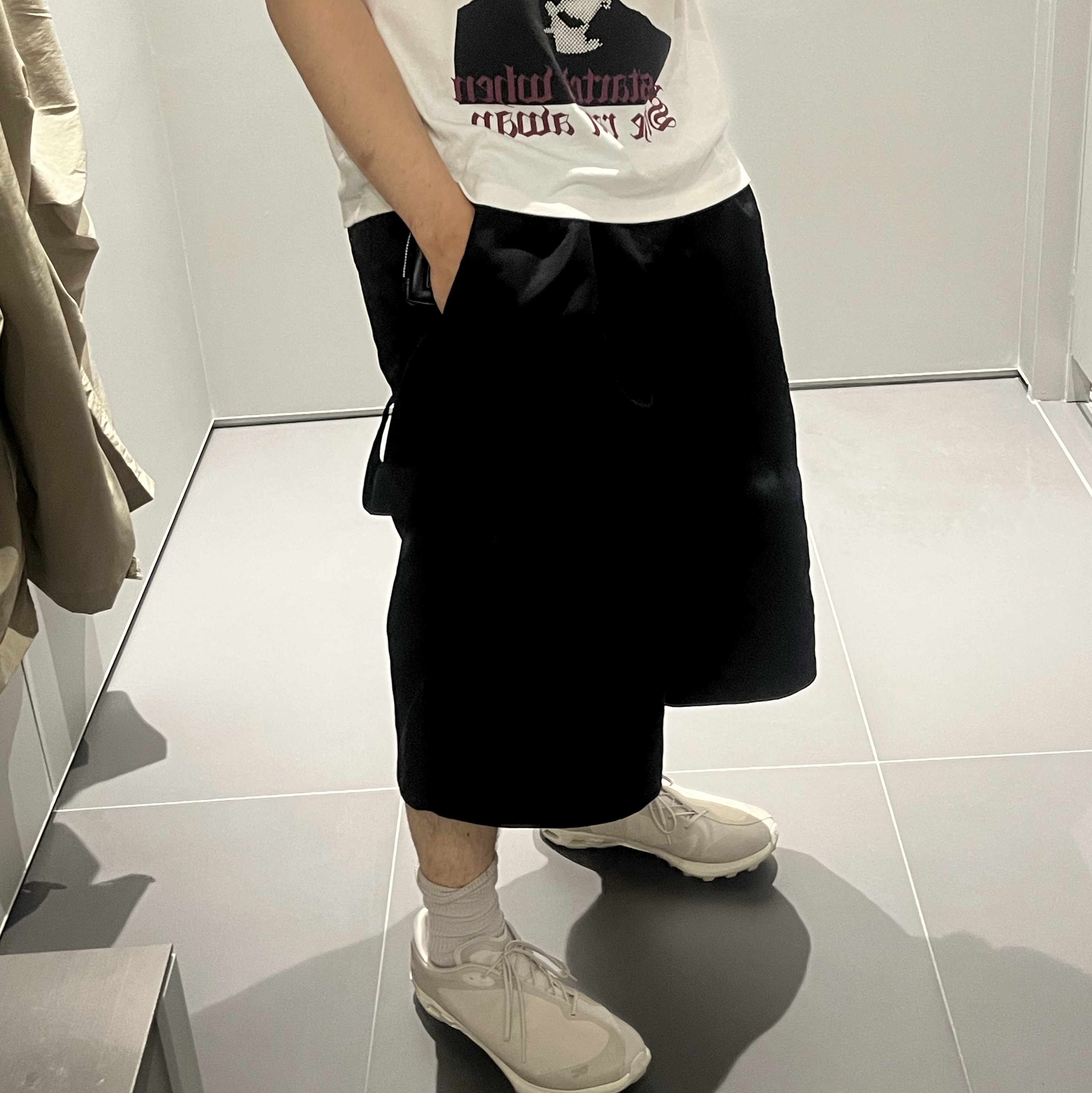 On Running x Post Archive Faction (Paf) Cloudventure Peak Ice Moon, MJD x Koin Seoul Two Tuck Re-Nylon Wide Carpenter Bermuda Pants Black 착용 스타일 - 3