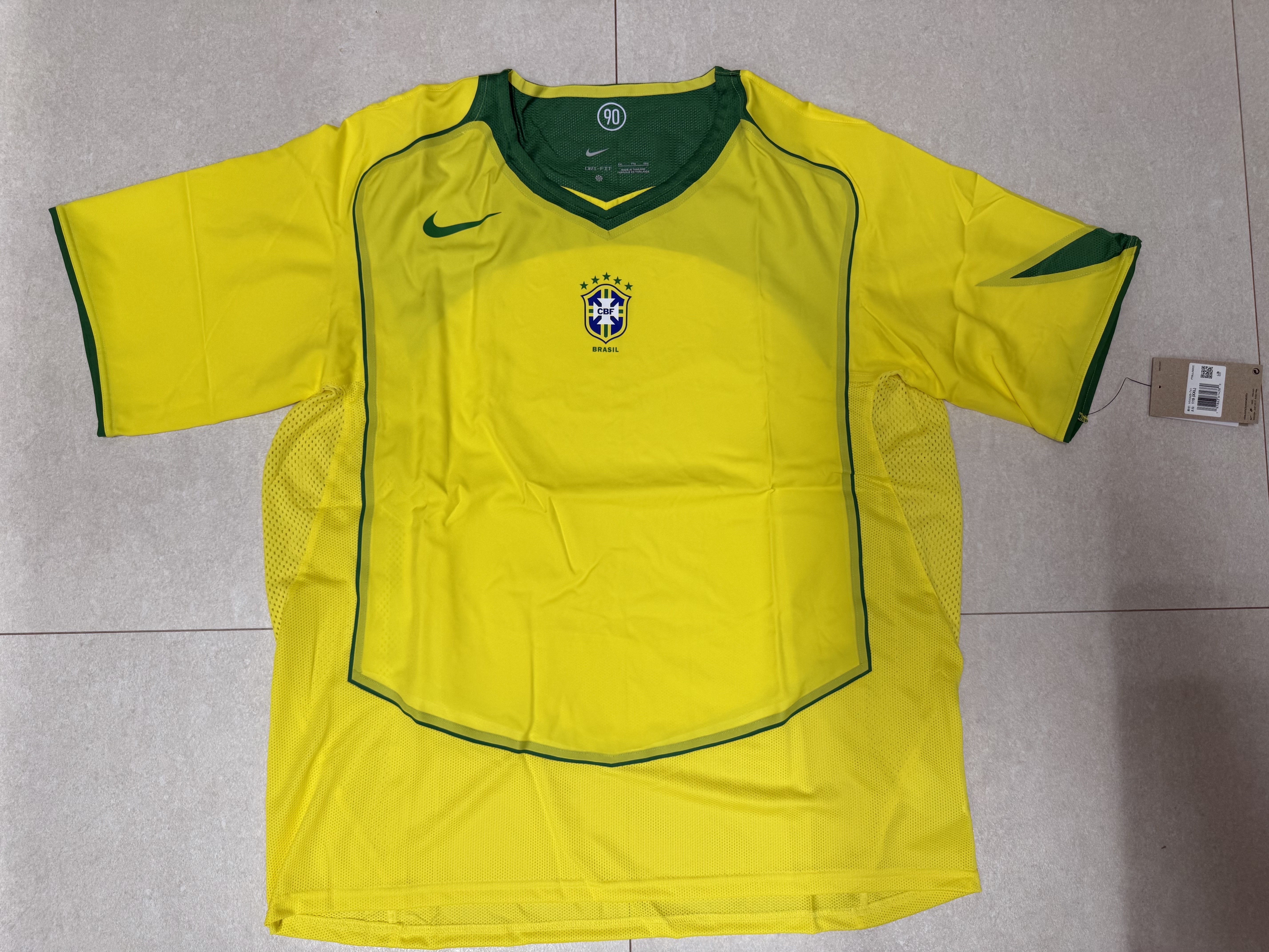Nike Brazil 2004 Total 90 Reissue Soccer Replica Jersey (Non Marking Ver.) 착용 스타일 - 3