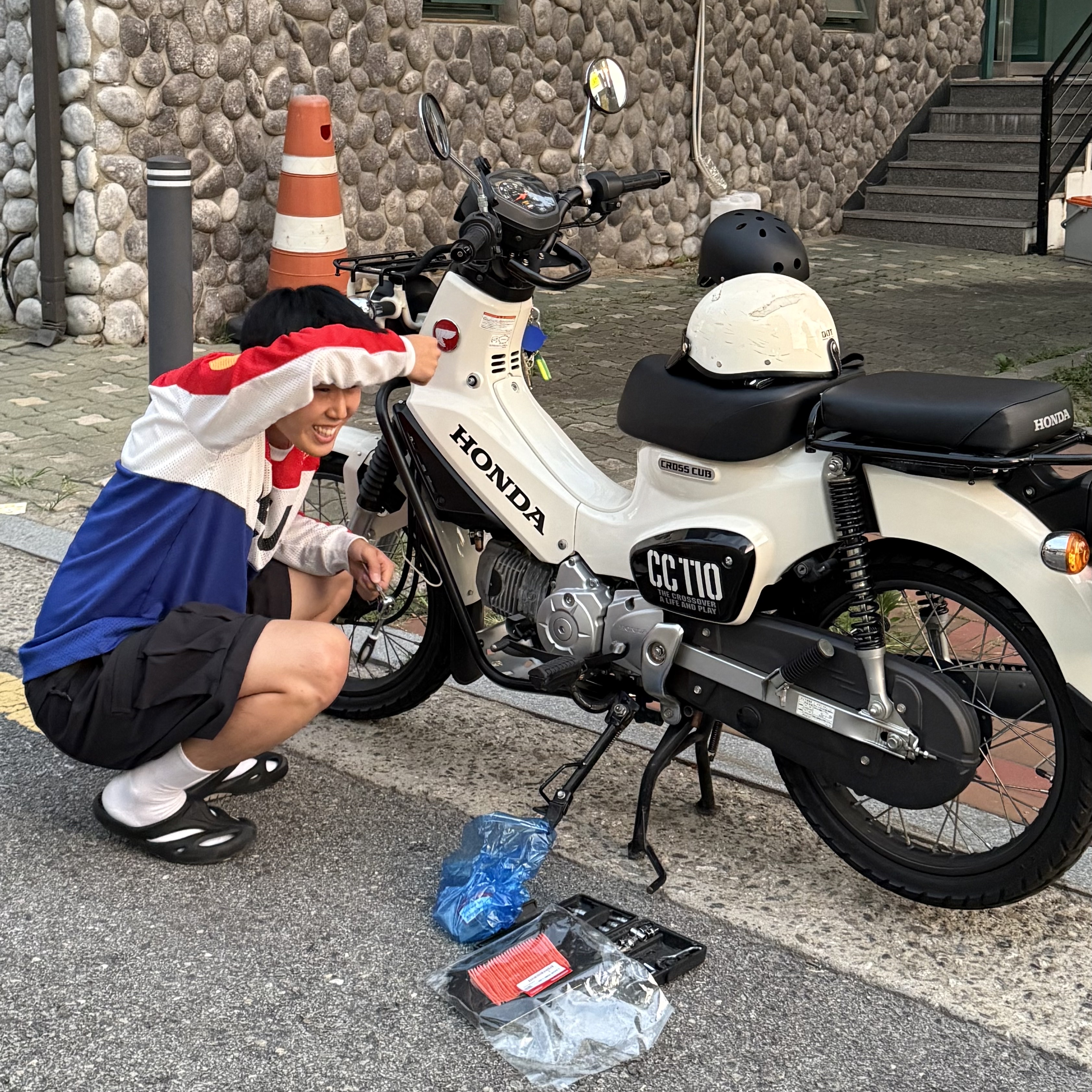 Deus Ex Machina Saber Moto Jersey Red, Keen Shanti Black Dawn Blue 착용 스타일 - 2