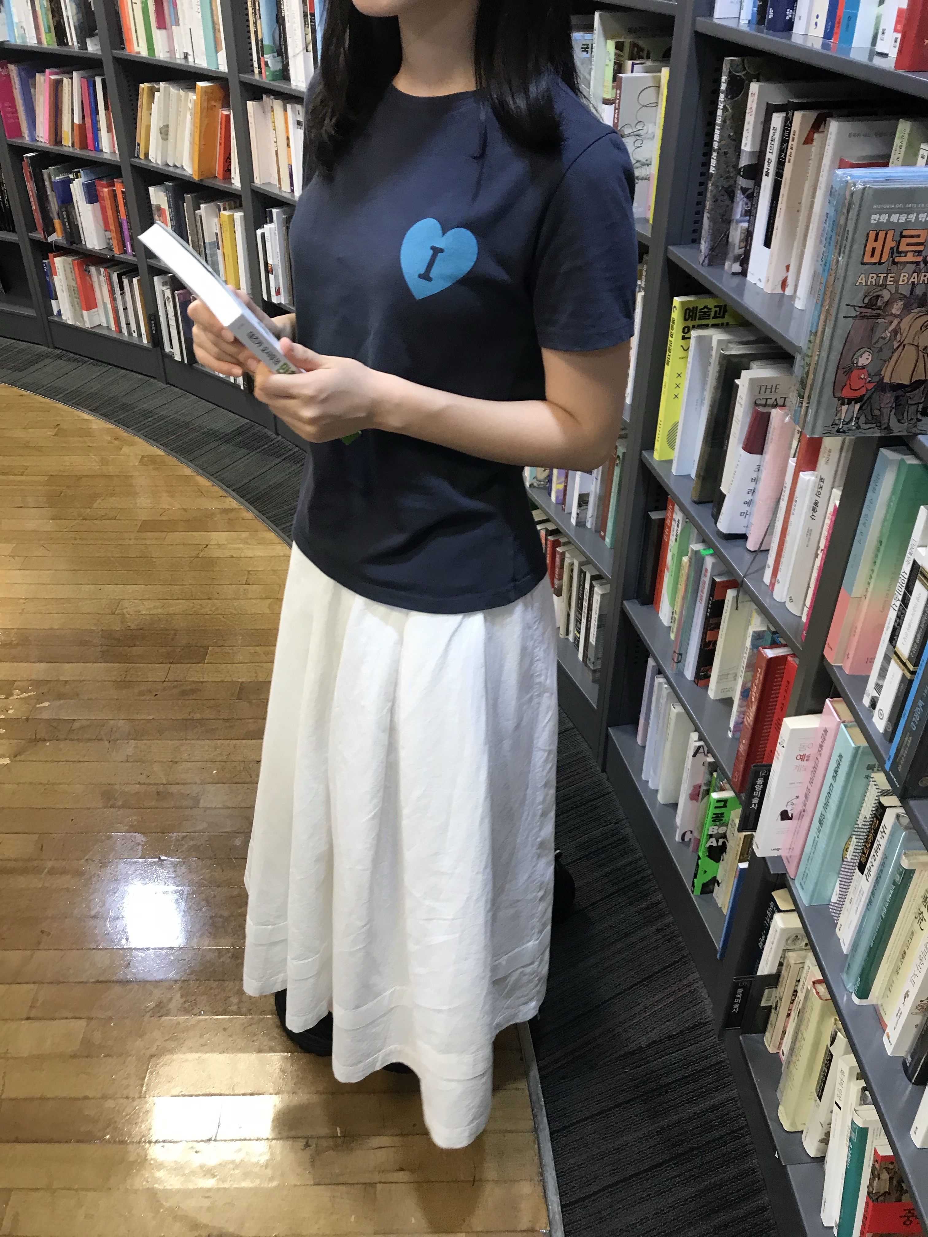 Isummerly Heart Logo T-shirt Deep Navy 착용 스타일 - 1