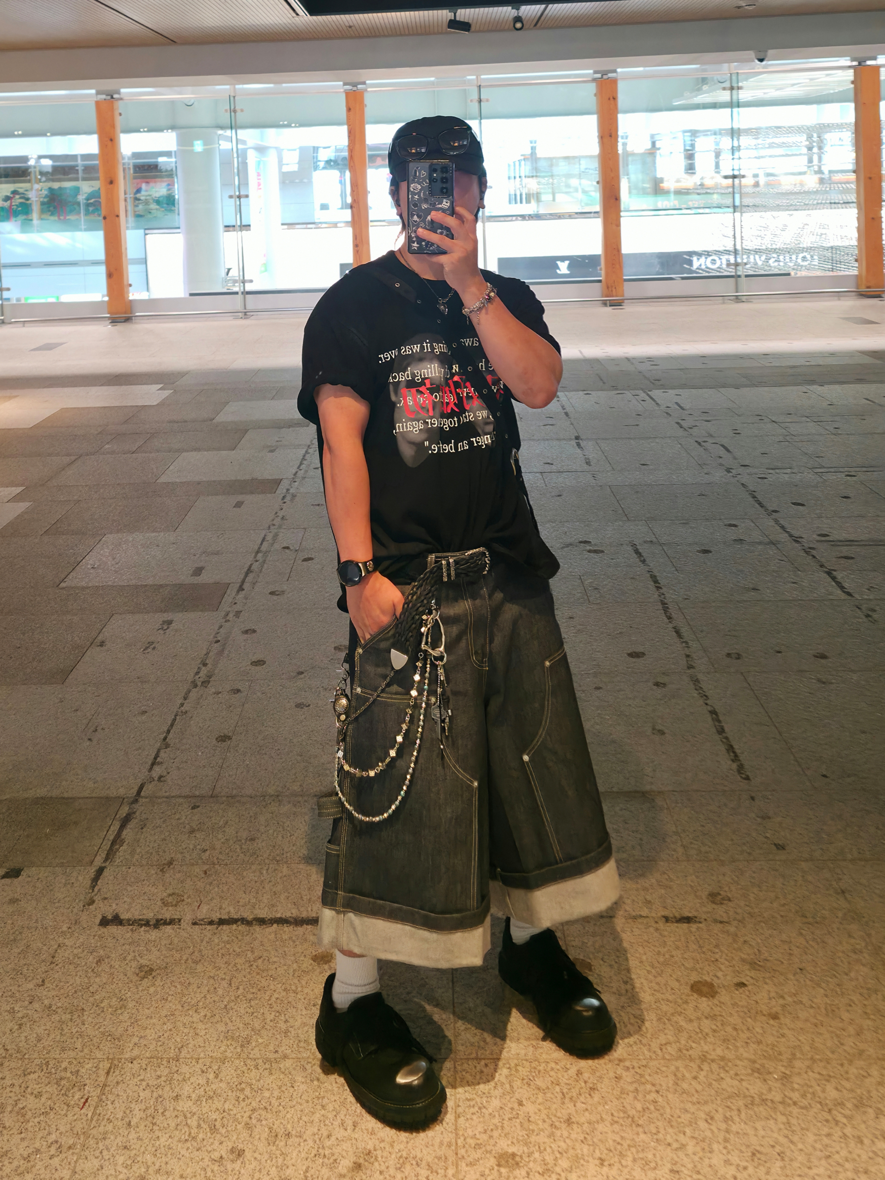 GRAILZ x KOIN SEOUL Back To Us T-Shirts Black, GRAILZ x KOIN SEOUL Carpenter Bermuda Denim Pants Indigo 착용 스타일 - 2