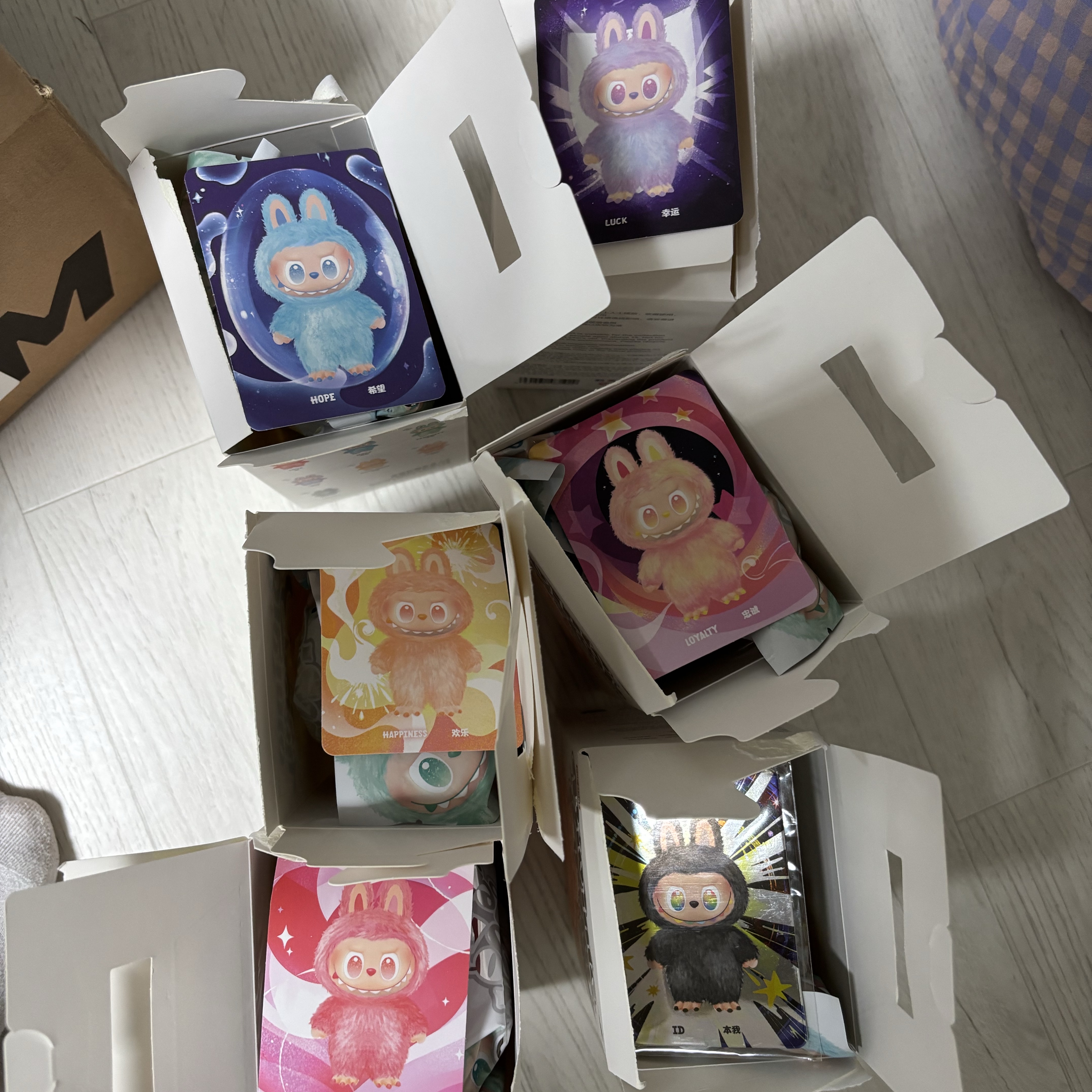 Pop Mart Labubu The Monsters Highlight Series Sealed Case (6 Blind Boxes) 착용 스타일 - 2