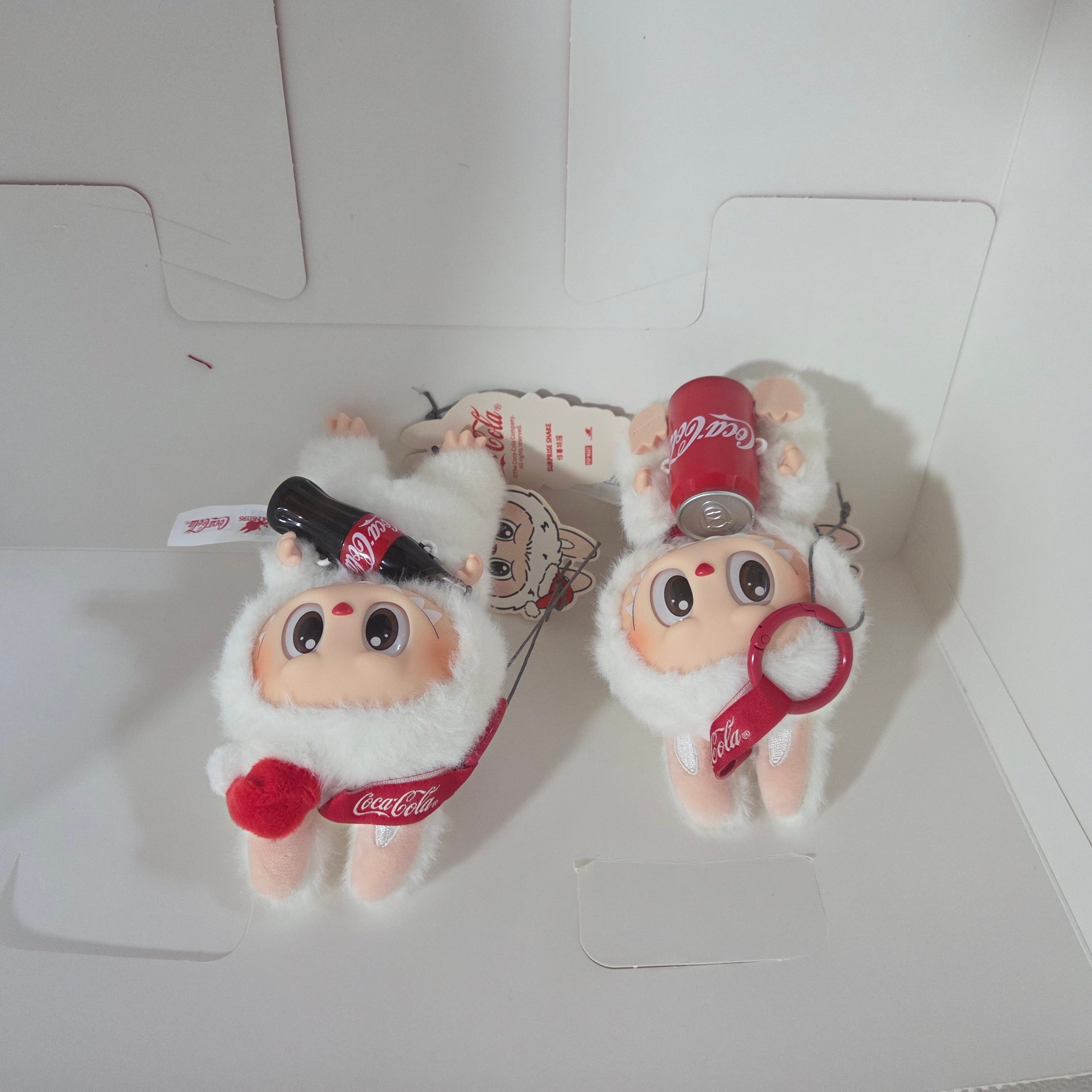 Pop Mart Labubu Coca Cola Series Keyring Sealed Case (6 Blind Boxes) 착용 스타일