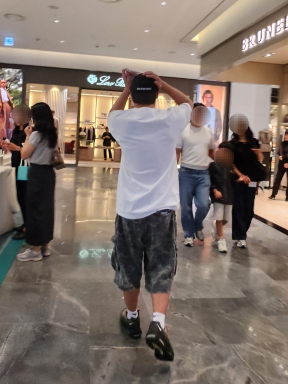 BAPE Giant 1st Camo Big Ape Head T-Shirt White Green, Balenciaga Logo Cap Black 착용 스타일 - 3