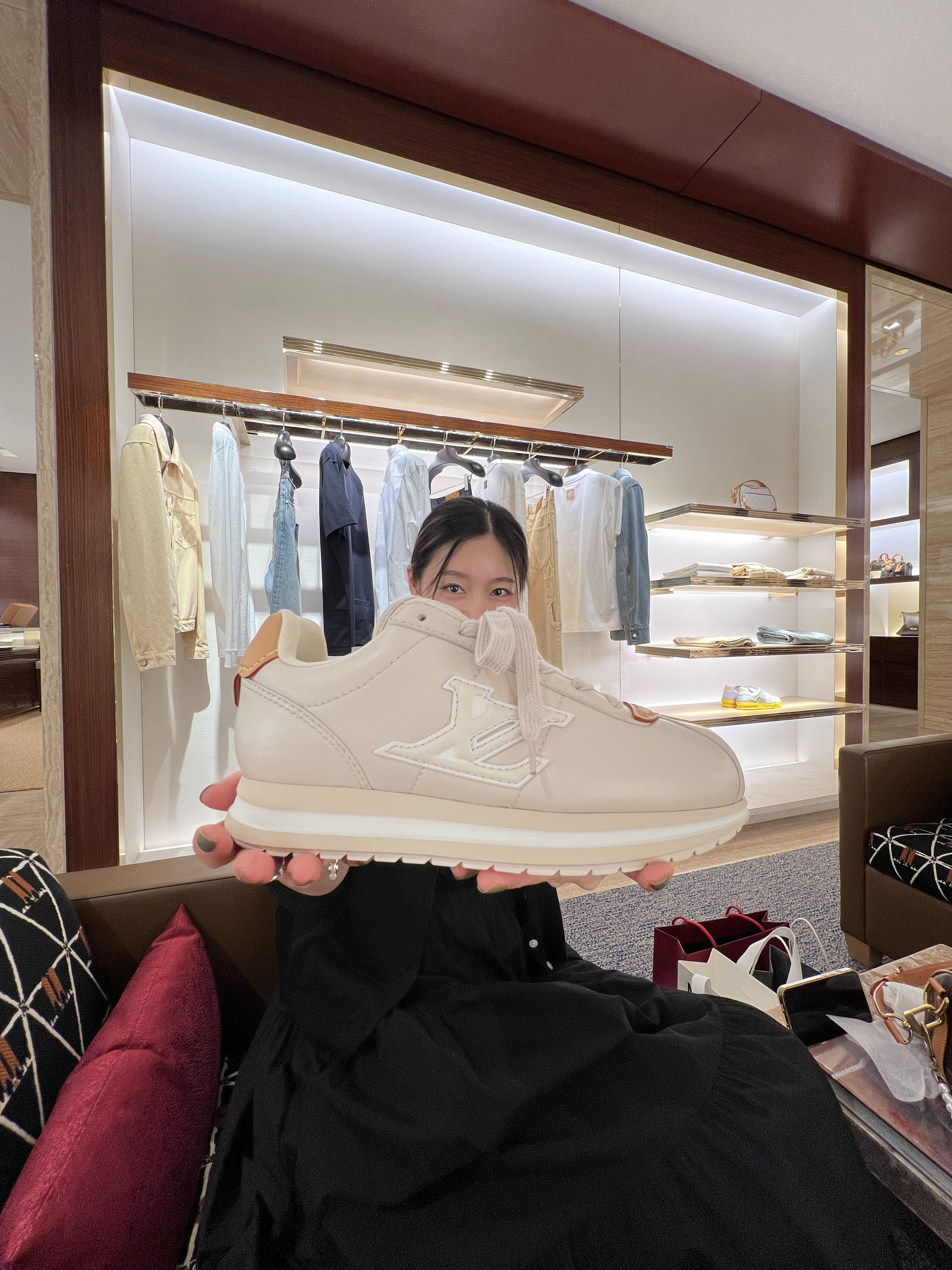 Loewe Anagram Baggy Jeans Denim, Louis Vuitton LV Buttersoft Sneakers Beige 착용 스타일 - 5