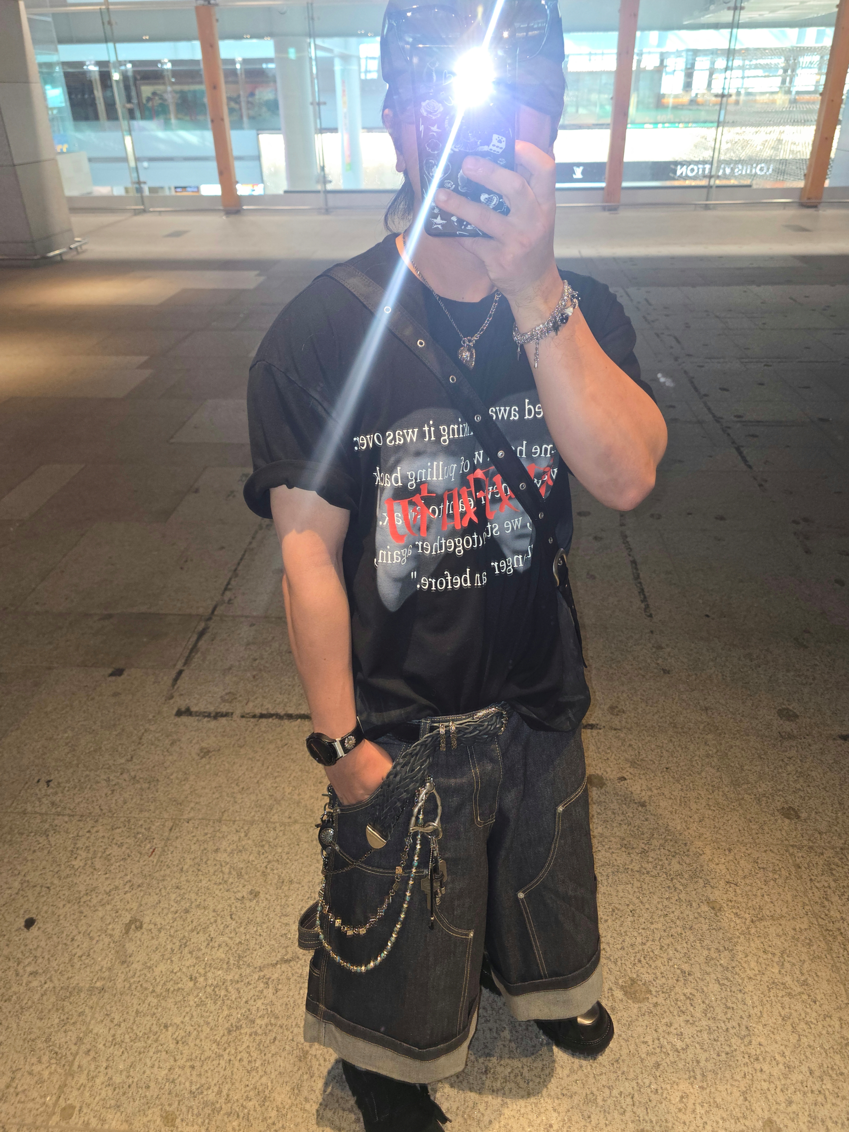 GRAILZ x KOIN SEOUL Back To Us T-Shirts Black, GRAILZ x KOIN SEOUL Carpenter Bermuda Denim Pants Indigo 착용 스타일 - 4