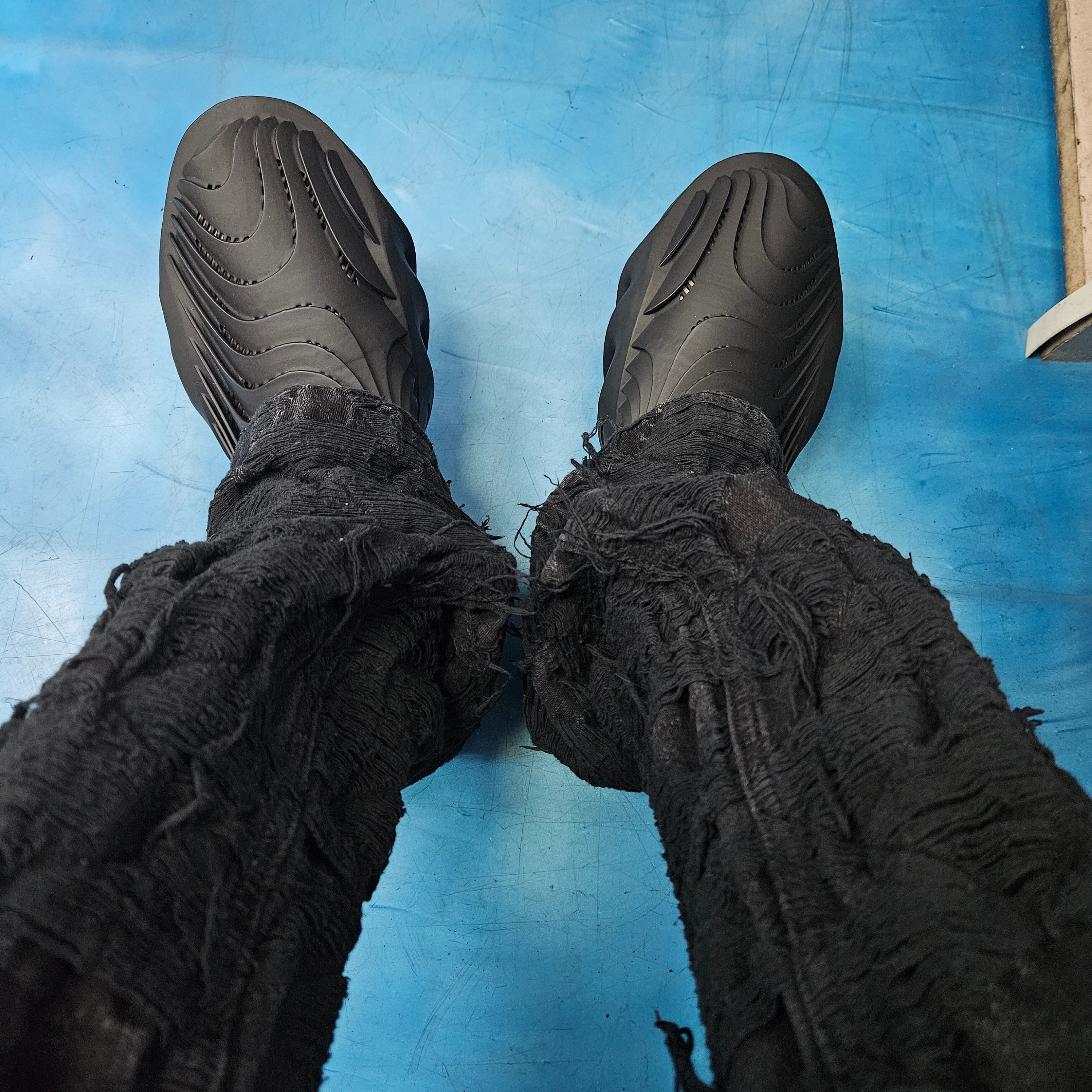Aliveform Stratum Fang Charcoal - 25SS 착용 스타일 - 1