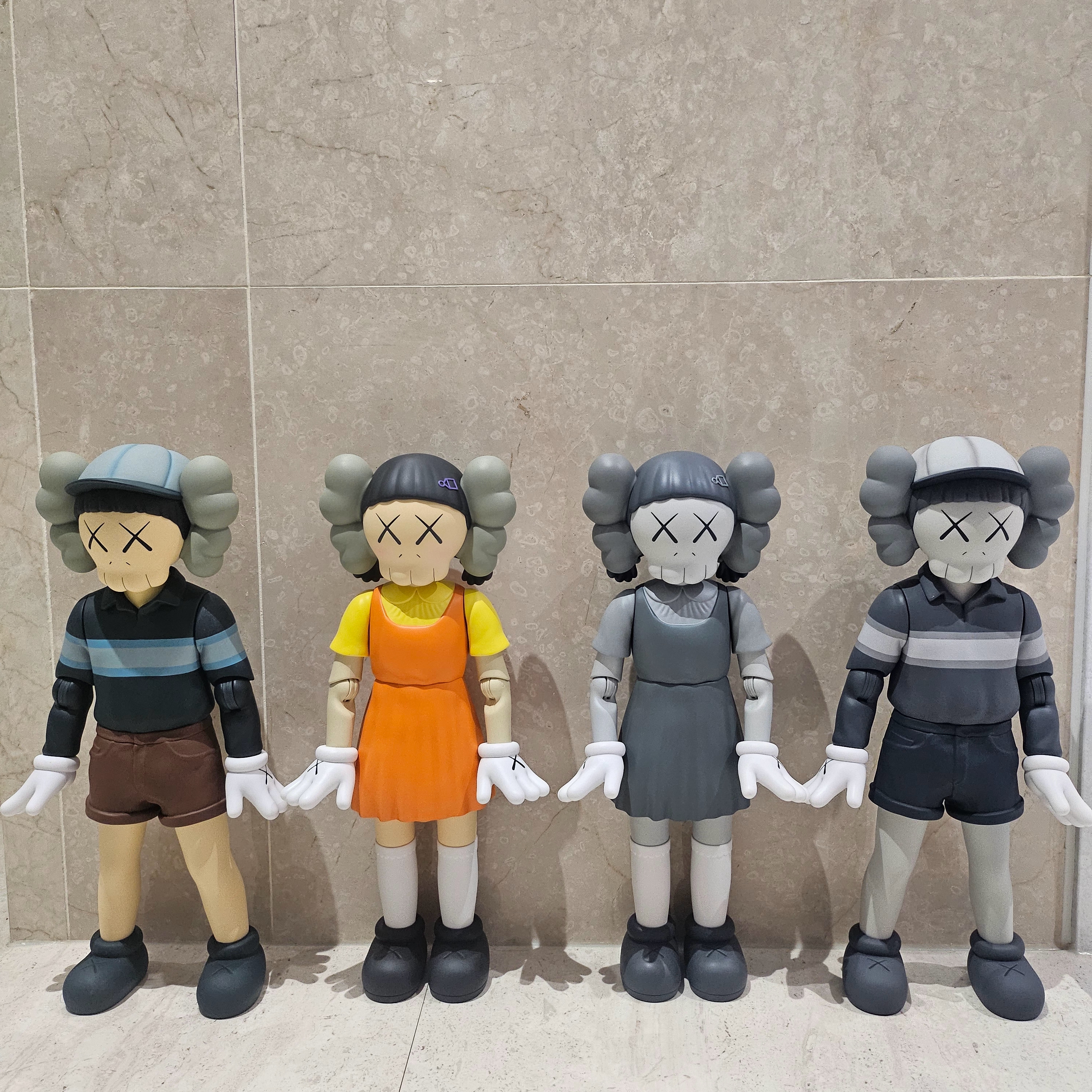 Kaws x Squid Game Young-Hee Vinyl Figure Coloured, Kaws x Squid Game Young-Hee Vinyl Figure Monotone 착용 스타일
