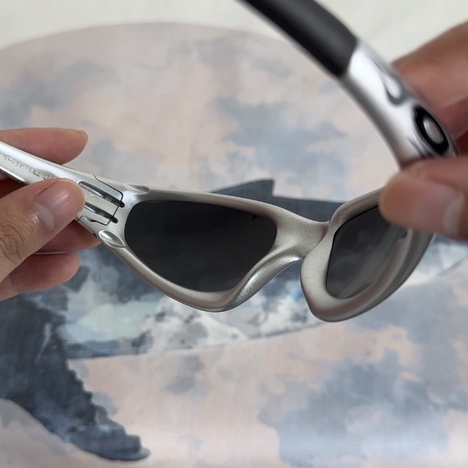 Oakley MUZM Straight Jacket 99 X-Silver Flames Prizm Black 착용 스타일 - 1