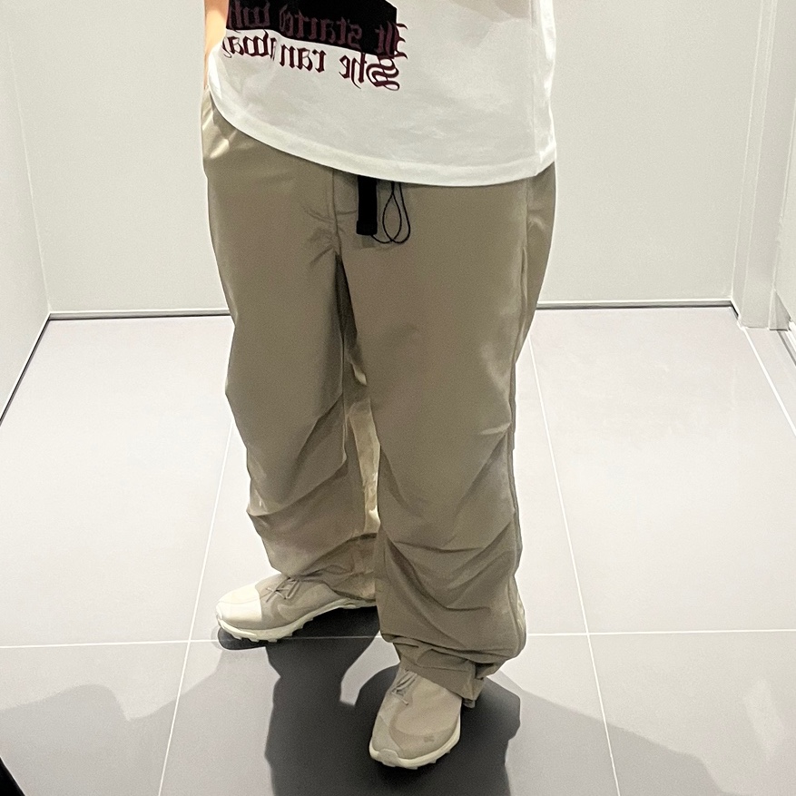 On Running x Post Archive Faction (Paf) Cloudventure Peak Ice Moon, MJD x Koin Seoul Two Tuck Re-Nylon Wide Carpenter Bermuda Pants Black 착용 스타일 - 2