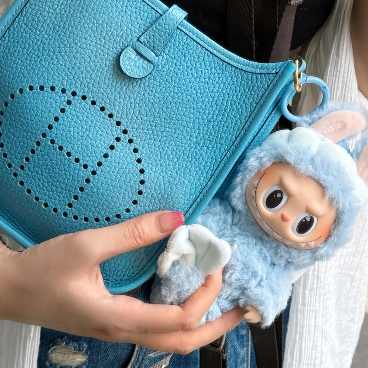 Pop Mart Labubu Hide and Seek In Singapore Series Vinyl Plush Pendant 착용 스타일 - 2