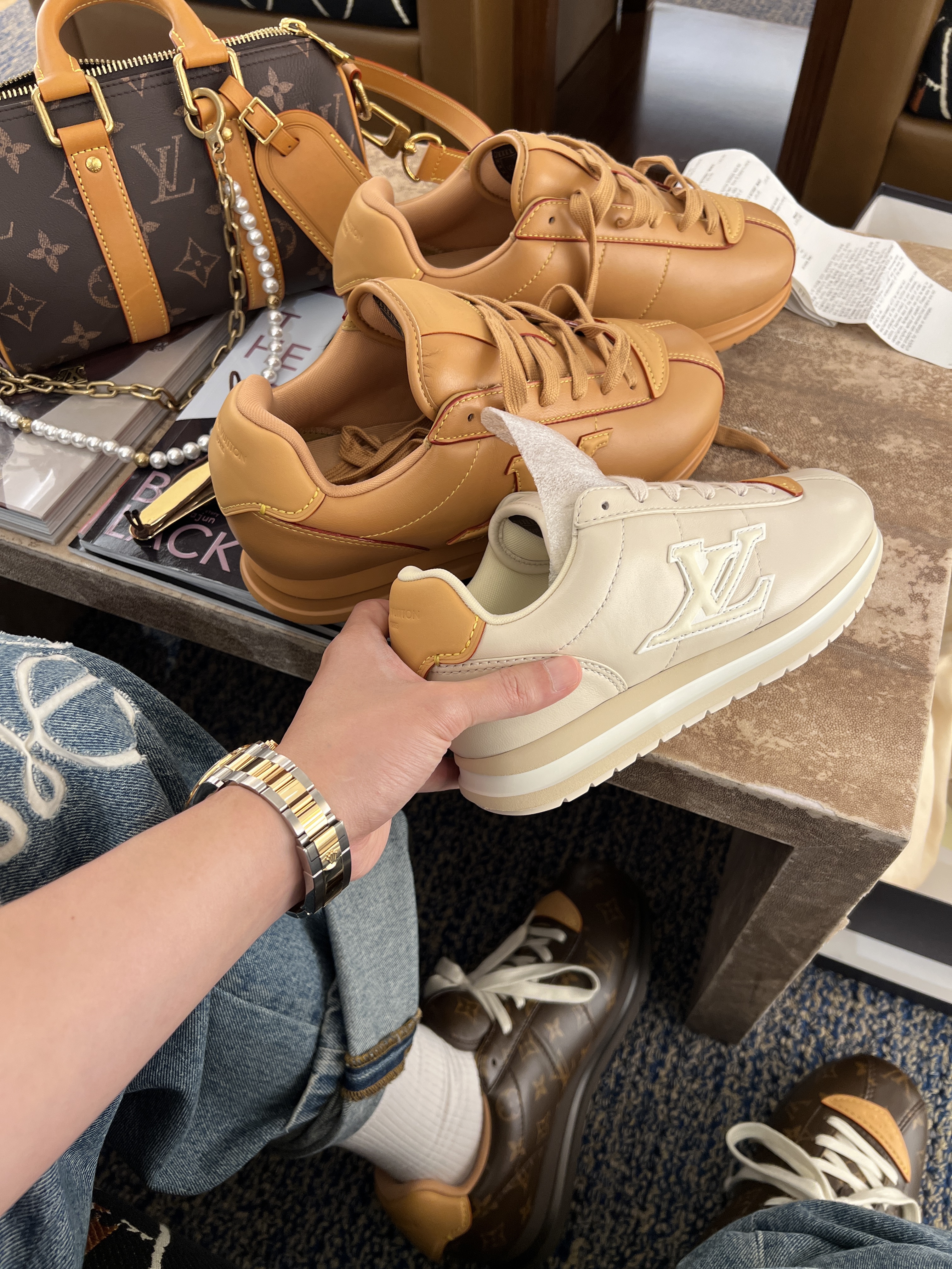 Loewe Anagram Baggy Jeans Denim, Louis Vuitton LV Buttersoft Sneakers Beige 착용 스타일 - 3