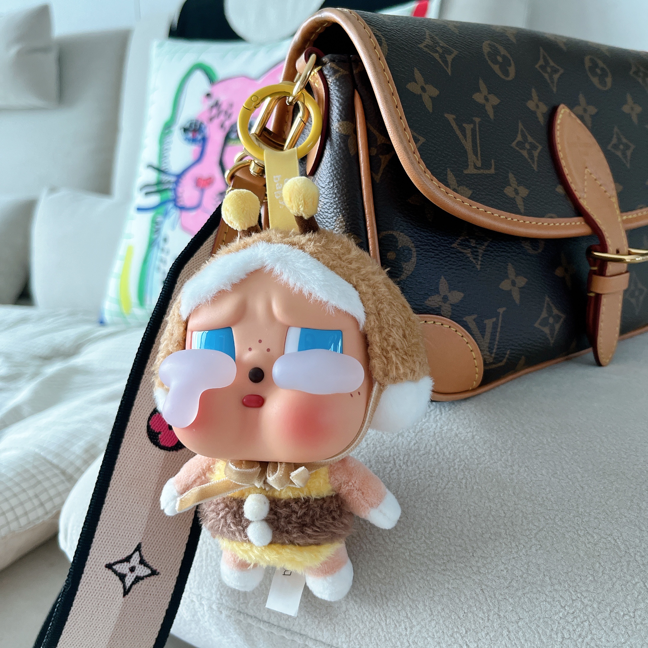 Pop Mart Crybaby Crying Again Series Plush Keyring I'll Bring You A Flower (Opened Case) 착용 스타일