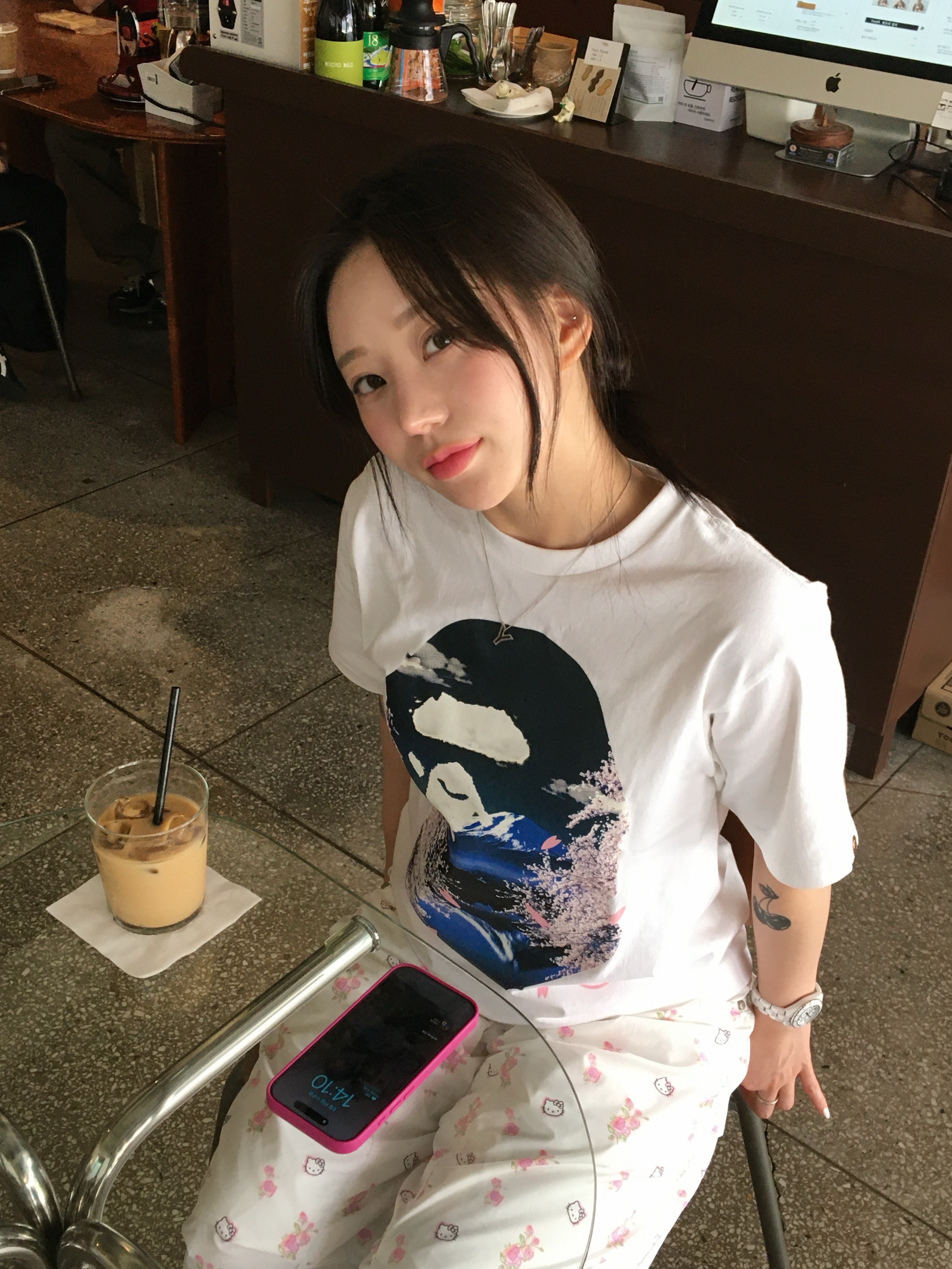 BAPE Sakura Photo Ape Head T-Shirt White, Open Yy x Hello Kitty Parachute Pants White 착용 스타일 - 1