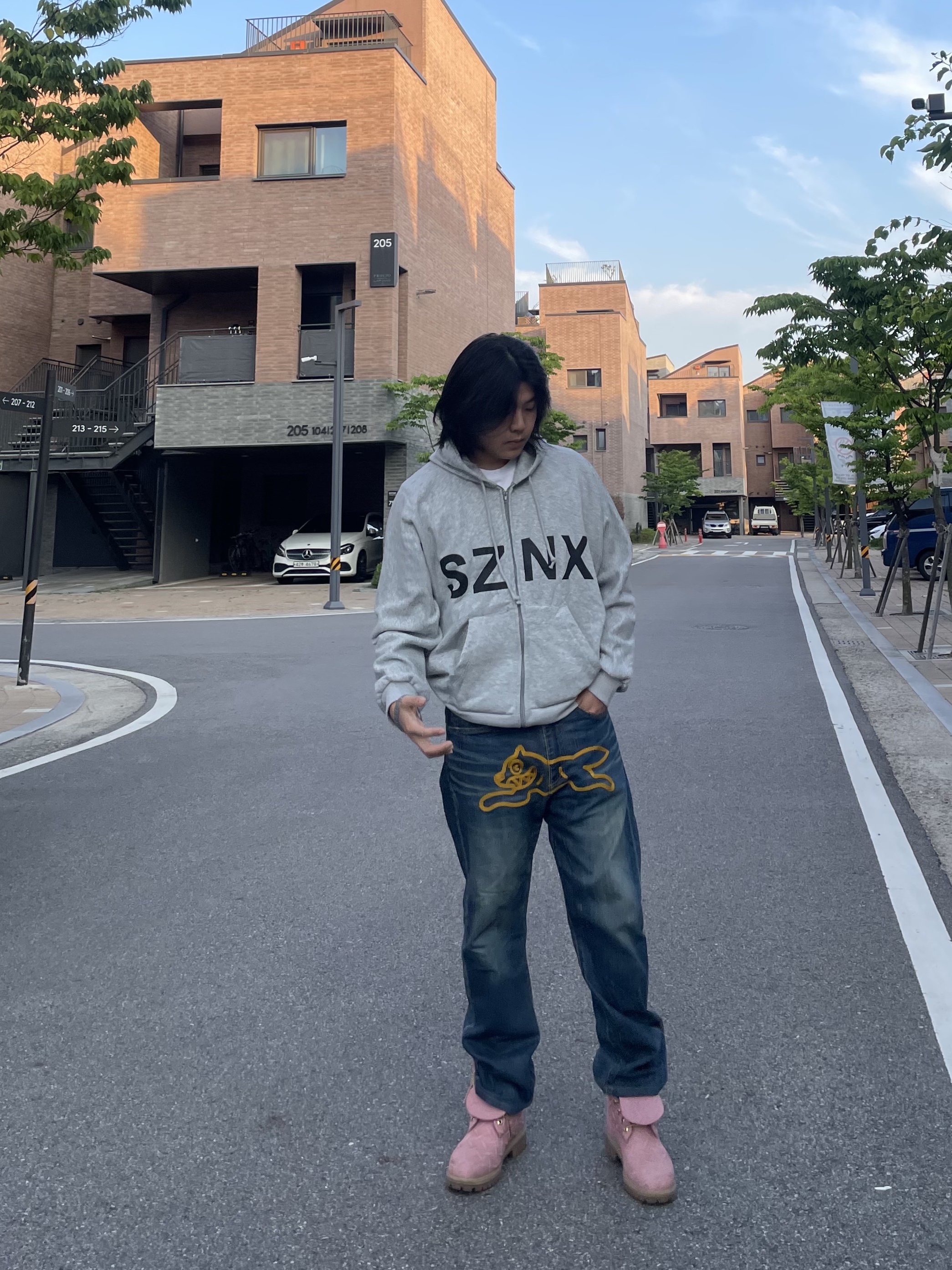 Yeezy HD-10 Grey - Korea Limited, Timberland x Supreme Diamond Plate 6 Inch Premium Waterproof Boot Pink - 23FW - Medium 착용 스타일 - 1
