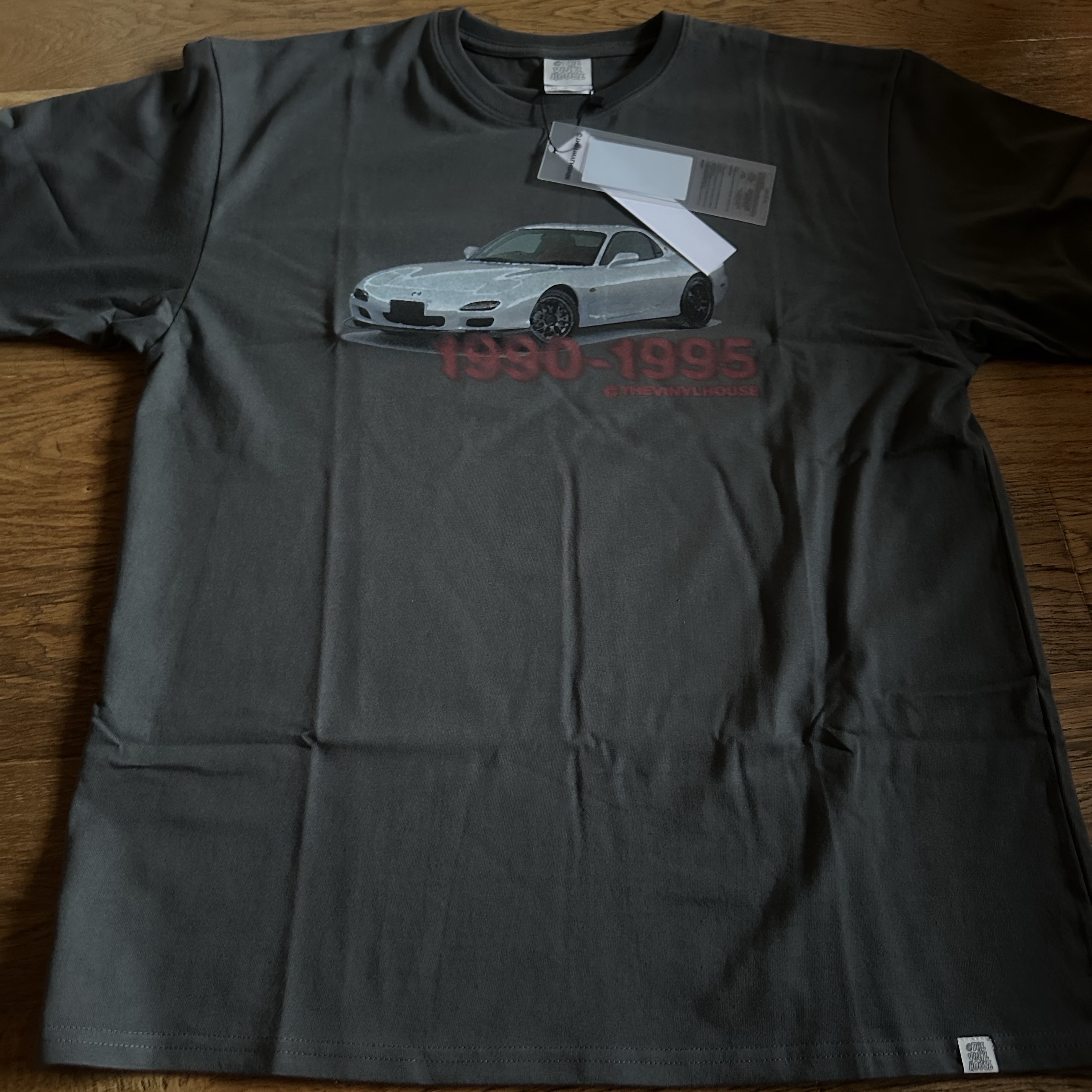 Thevinylhouse Old Car T-Shirt Charcoal 착용 스타일