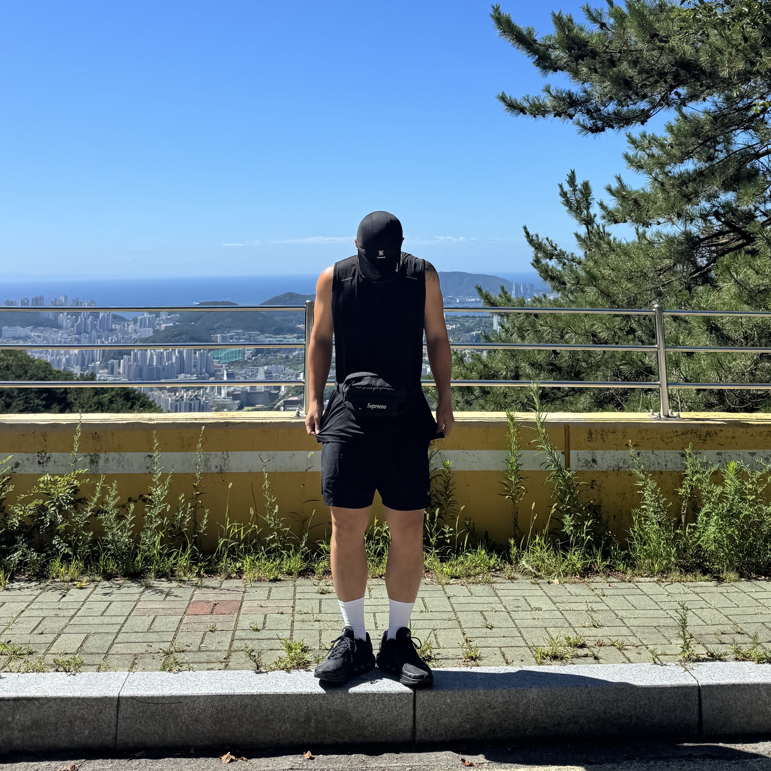 Supreme x Nike Shox Running Hat Black - 22SS, Supreme Waist Bag Black - 24SS 착용 스타일 - 1