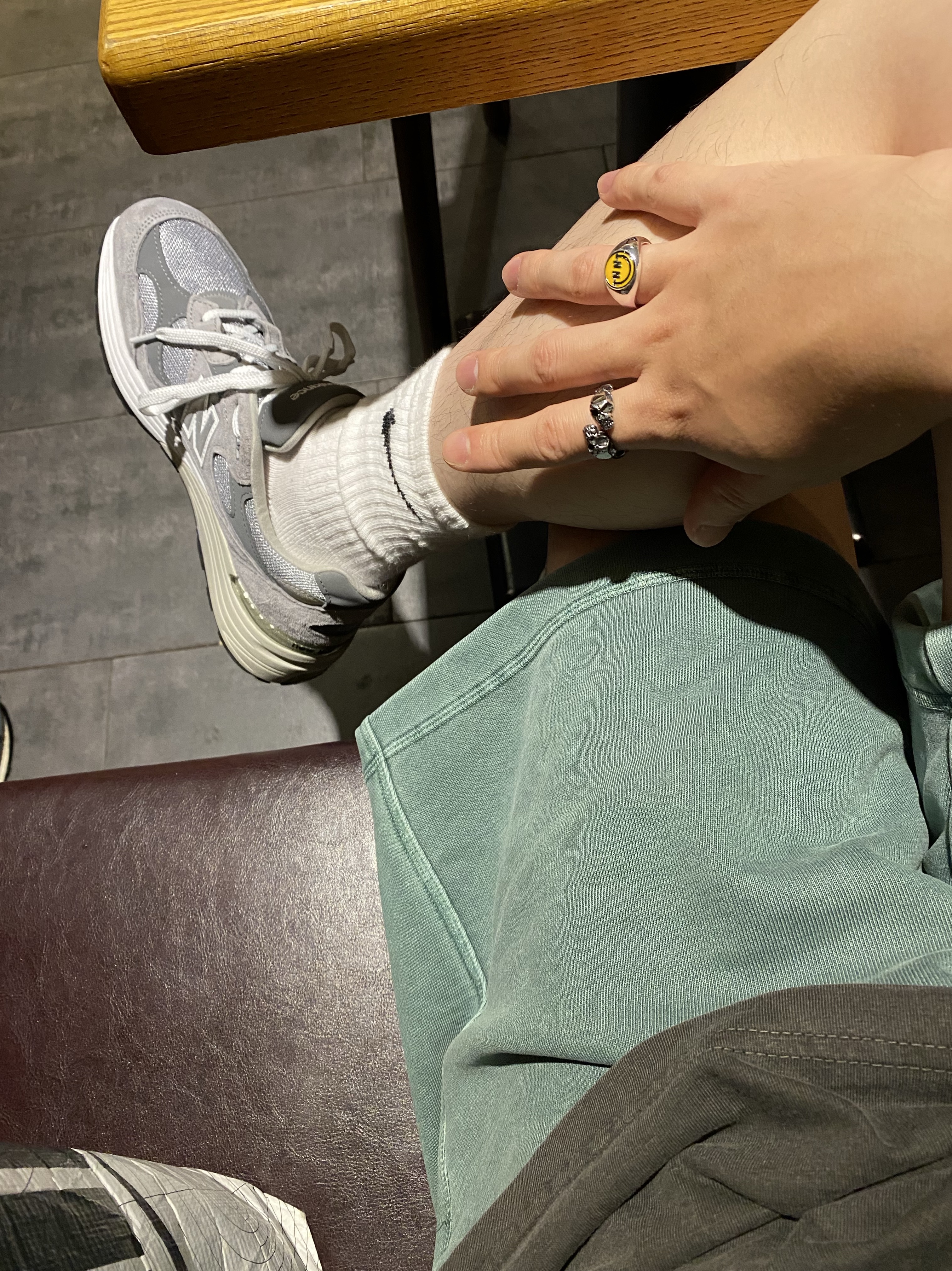 New Balance 992 Made in USA Core Grey Silver Metallic, Nike Everyday Lightweight Training Crew Socks White (3 Pack/Korean Ver.) 착용 스타일 - 1