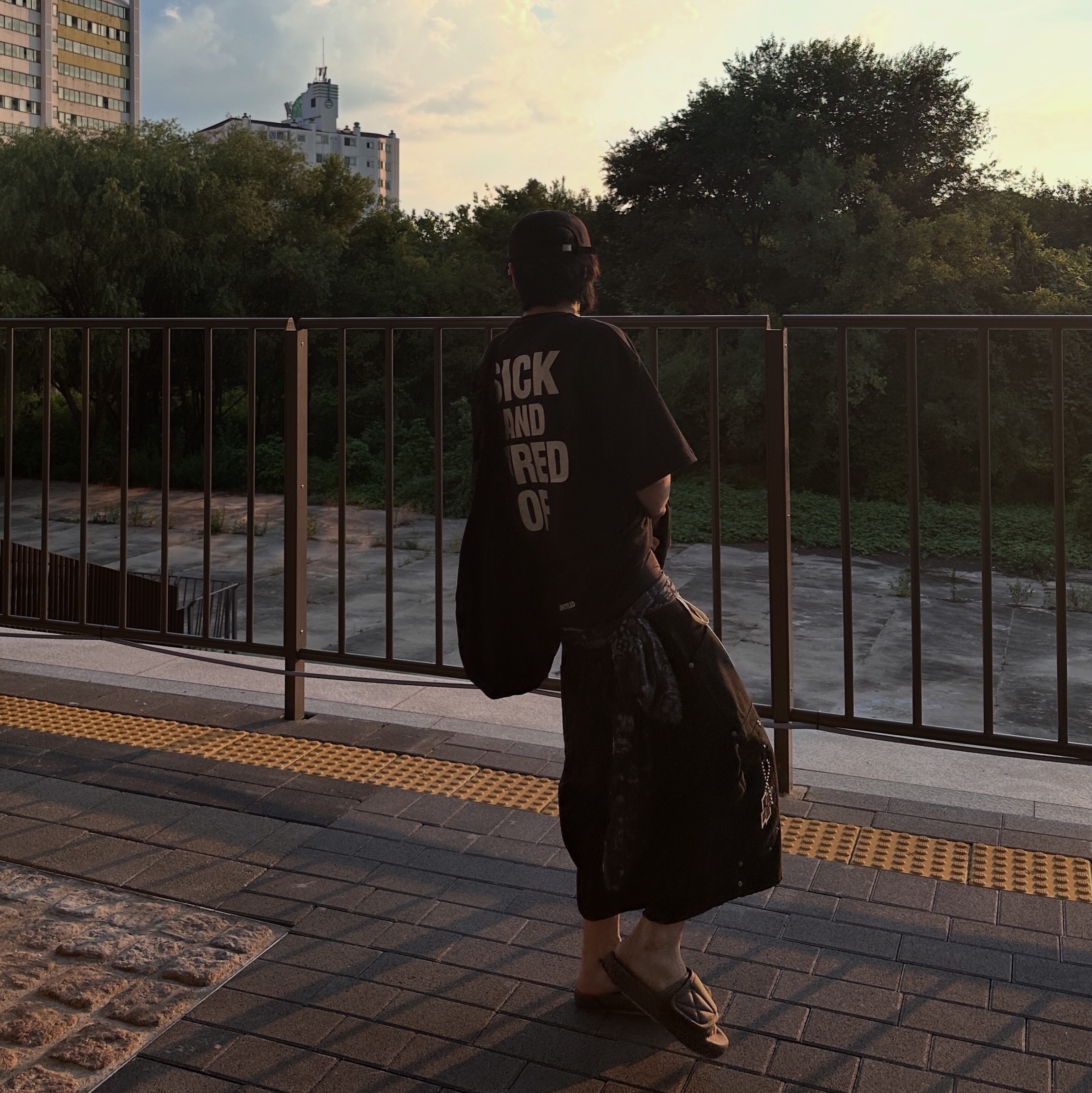Nos Couleurs x Koin Rivet Carpenter Shorts Black 착용 스타일