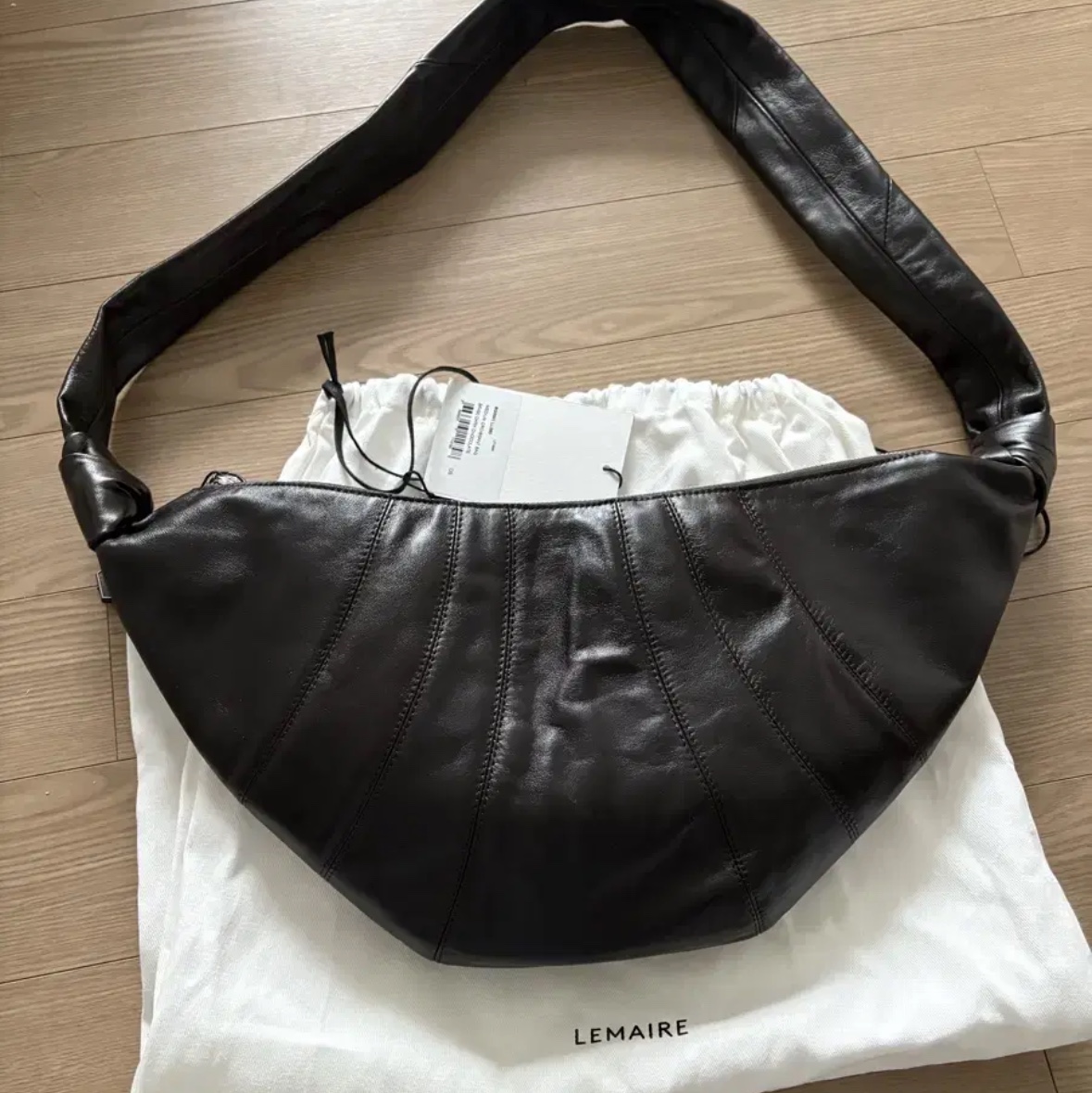 Lemaire Medium Croissant Bag Soft Nappa Leather Dark Chocolate 착용 스타일