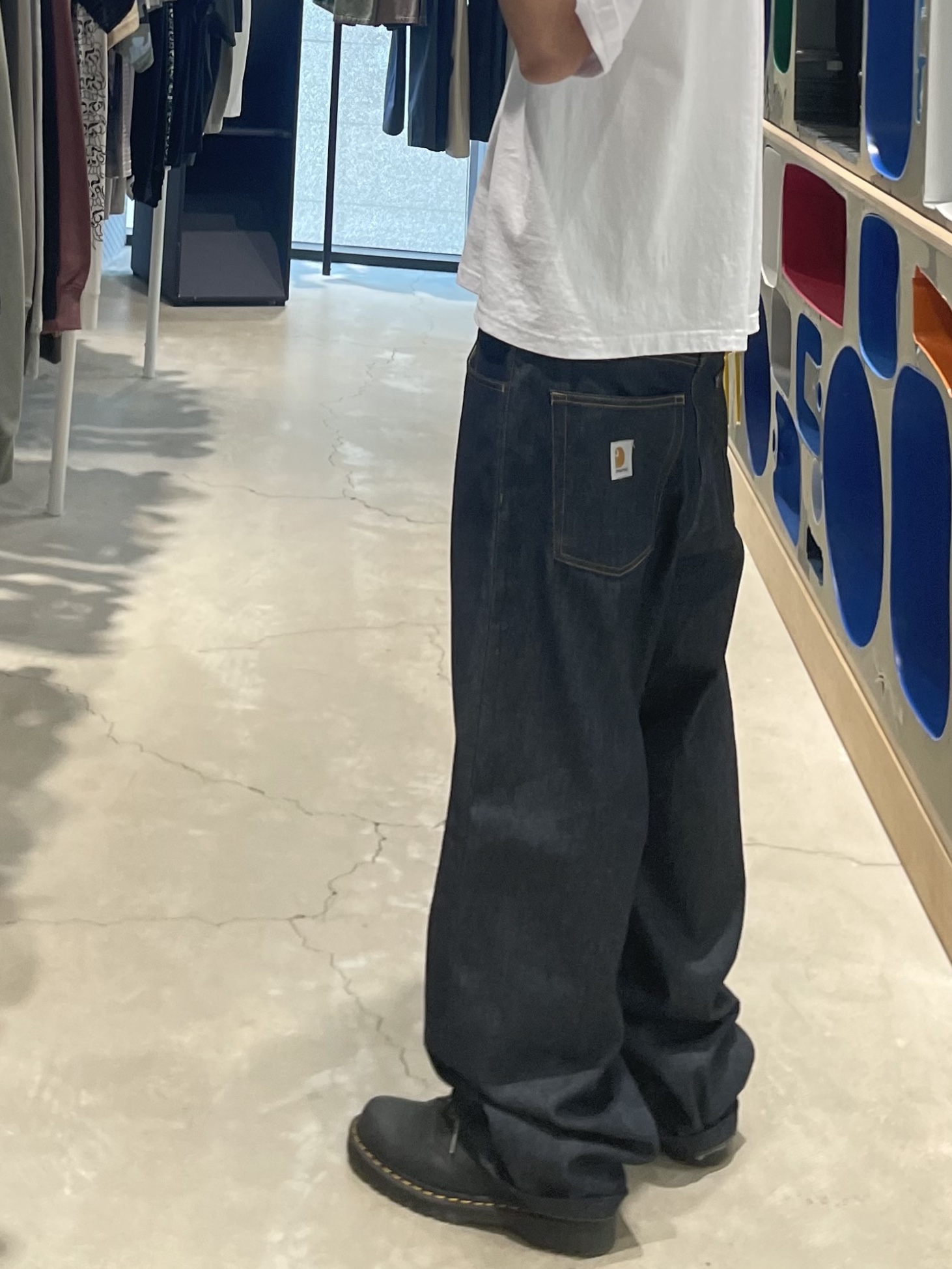 New Era 59Fifty MLB Authentic New York Yankees Game Navy, Carhartt WIP Brandon Pants Blue Rinsed 착용 스타일 - 2