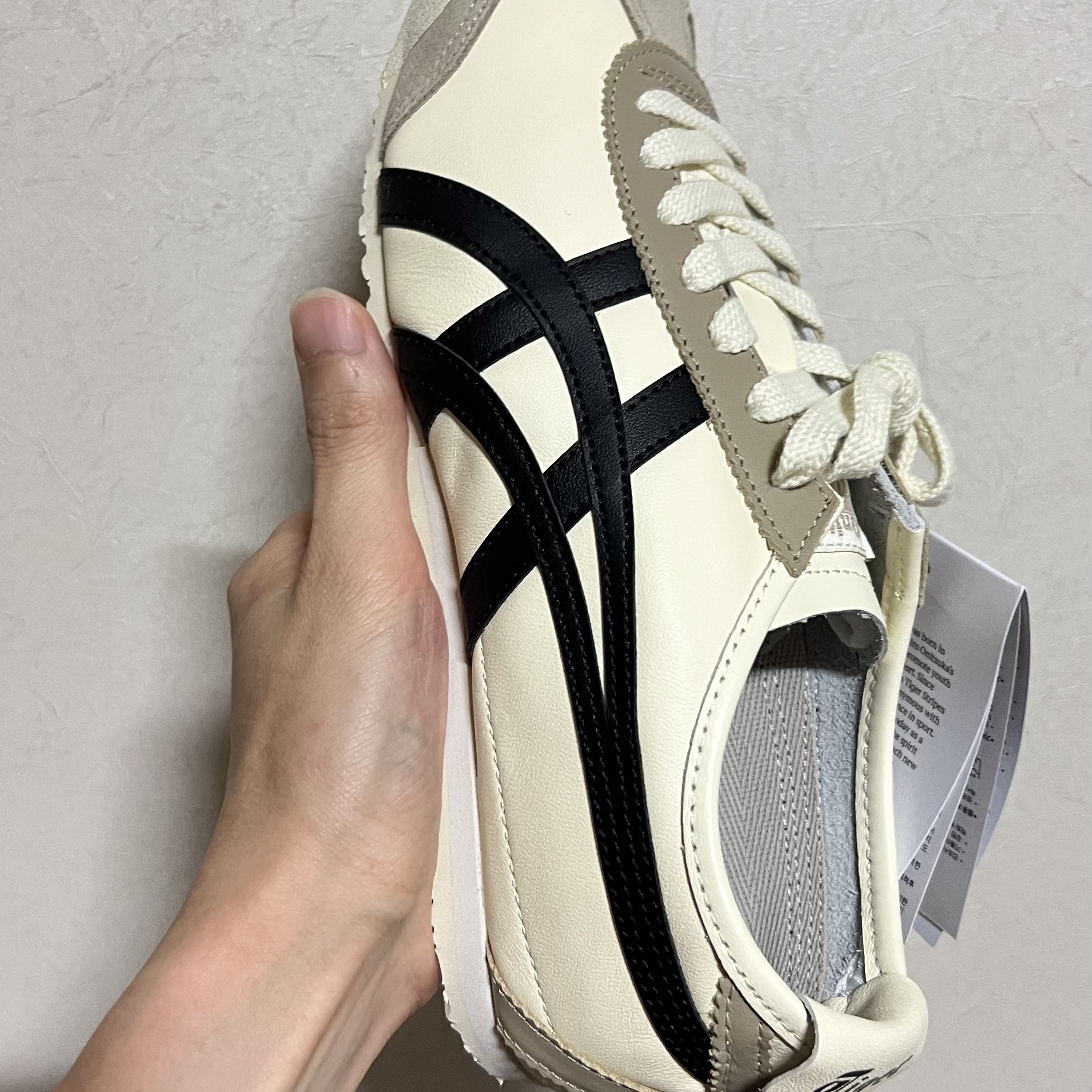 Onitsuka Tiger Mexico 66 Ivory Black, Onitsuka Tiger Mexico 66 Rose Gold Cream 착용 스타일 - 2