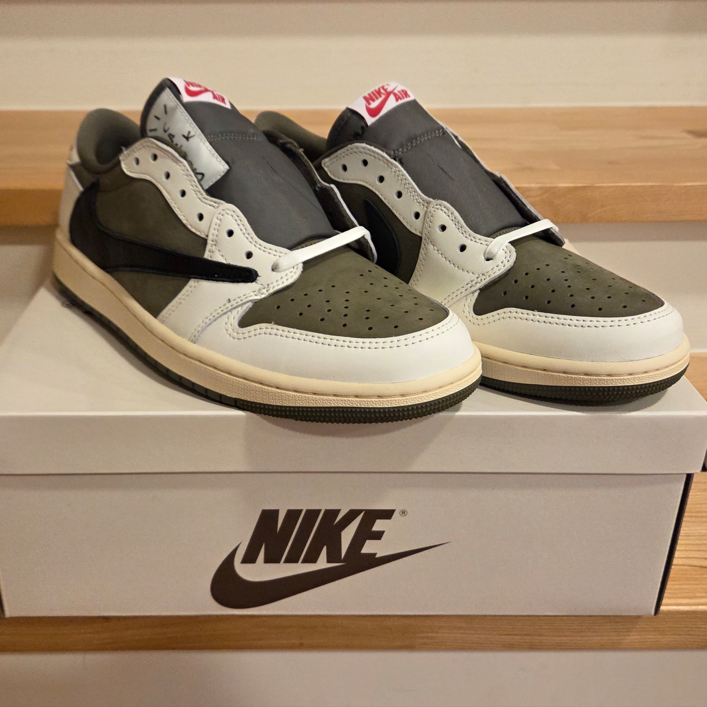 Jordan 1 x Travis Scott Retro Low OG SP Reverse Olive 착용 스타일 - 5
