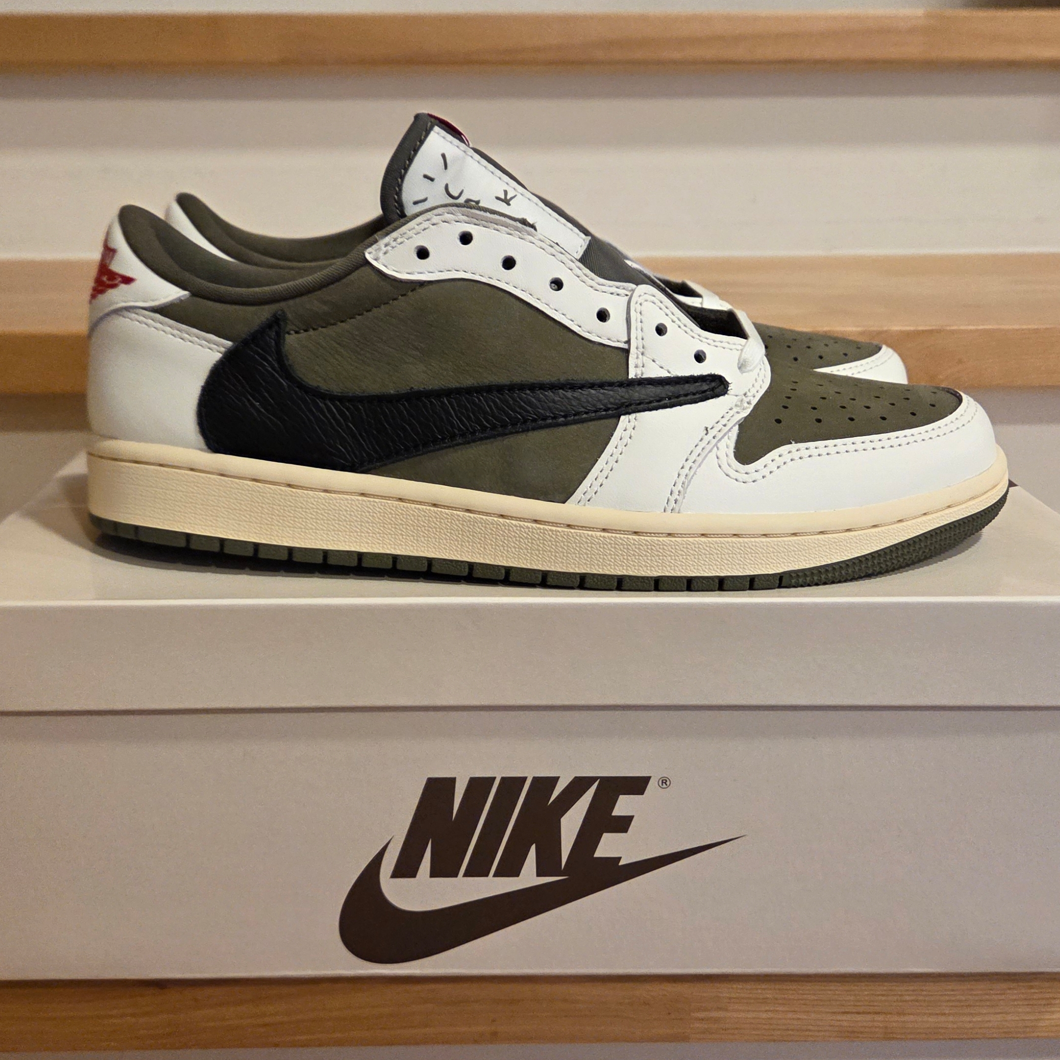 Jordan 1 x Travis Scott Retro Low OG SP Reverse Olive 착용 스타일 - 6