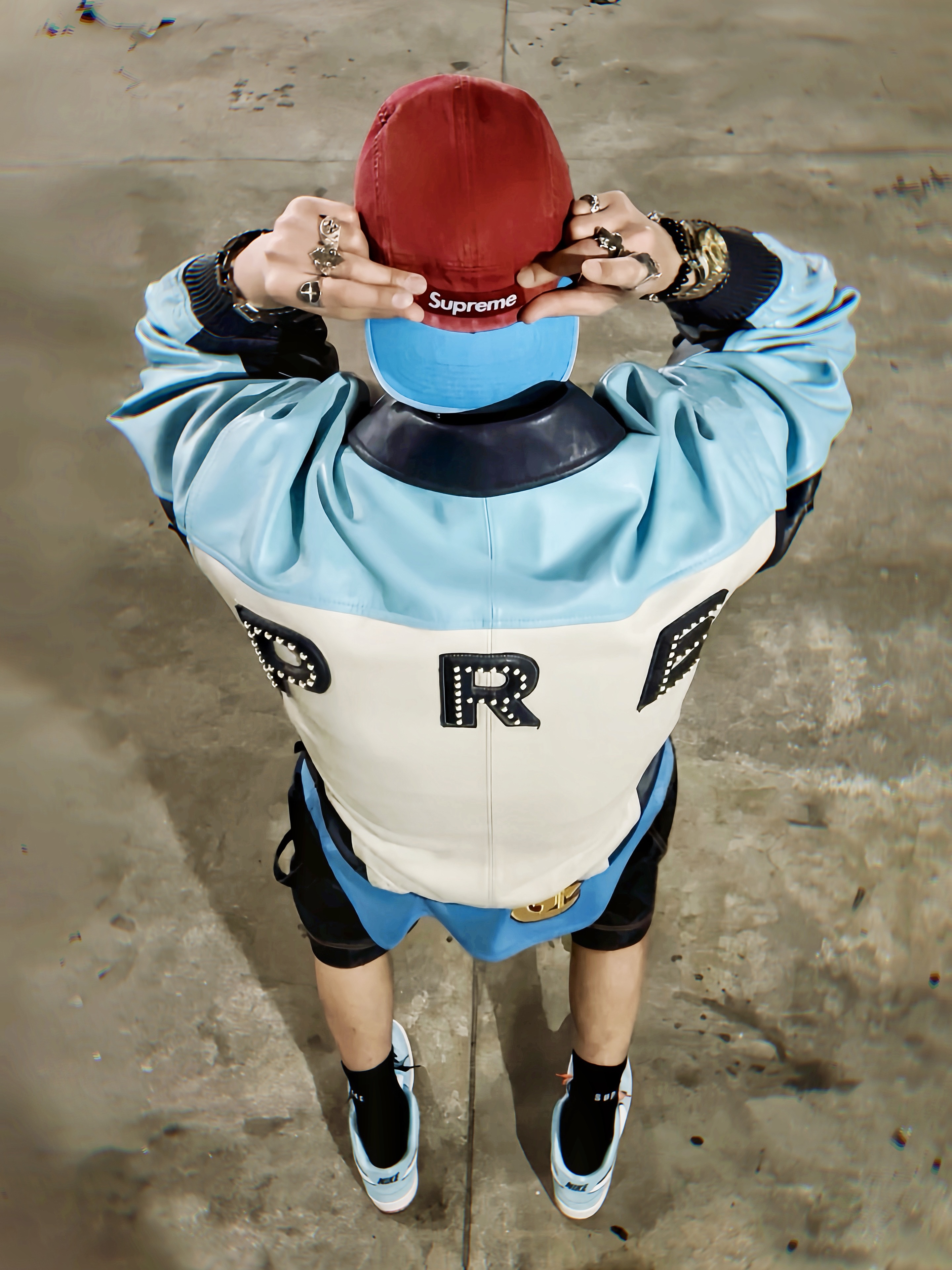 Supreme Pigment 2-Tone Camp Cap Red - 24SS, Supreme Old English Baseball Jersey Light Blue - 25SS 착용 스타일