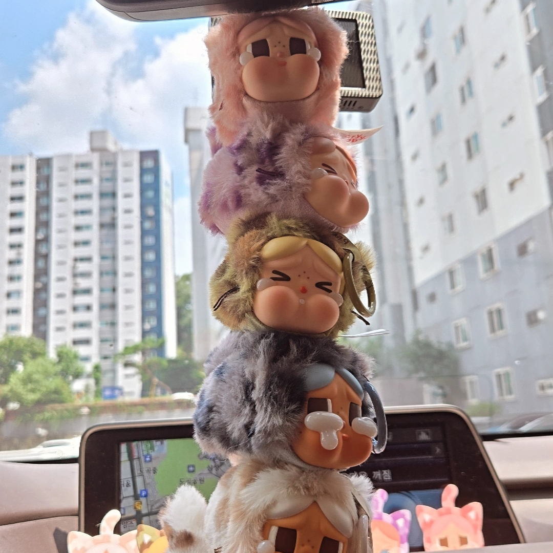 Pop Mart Crybaby Wild But Cutie Series Vinyl Plush Pendant (6 Blind Boxes) 착용 스타일
