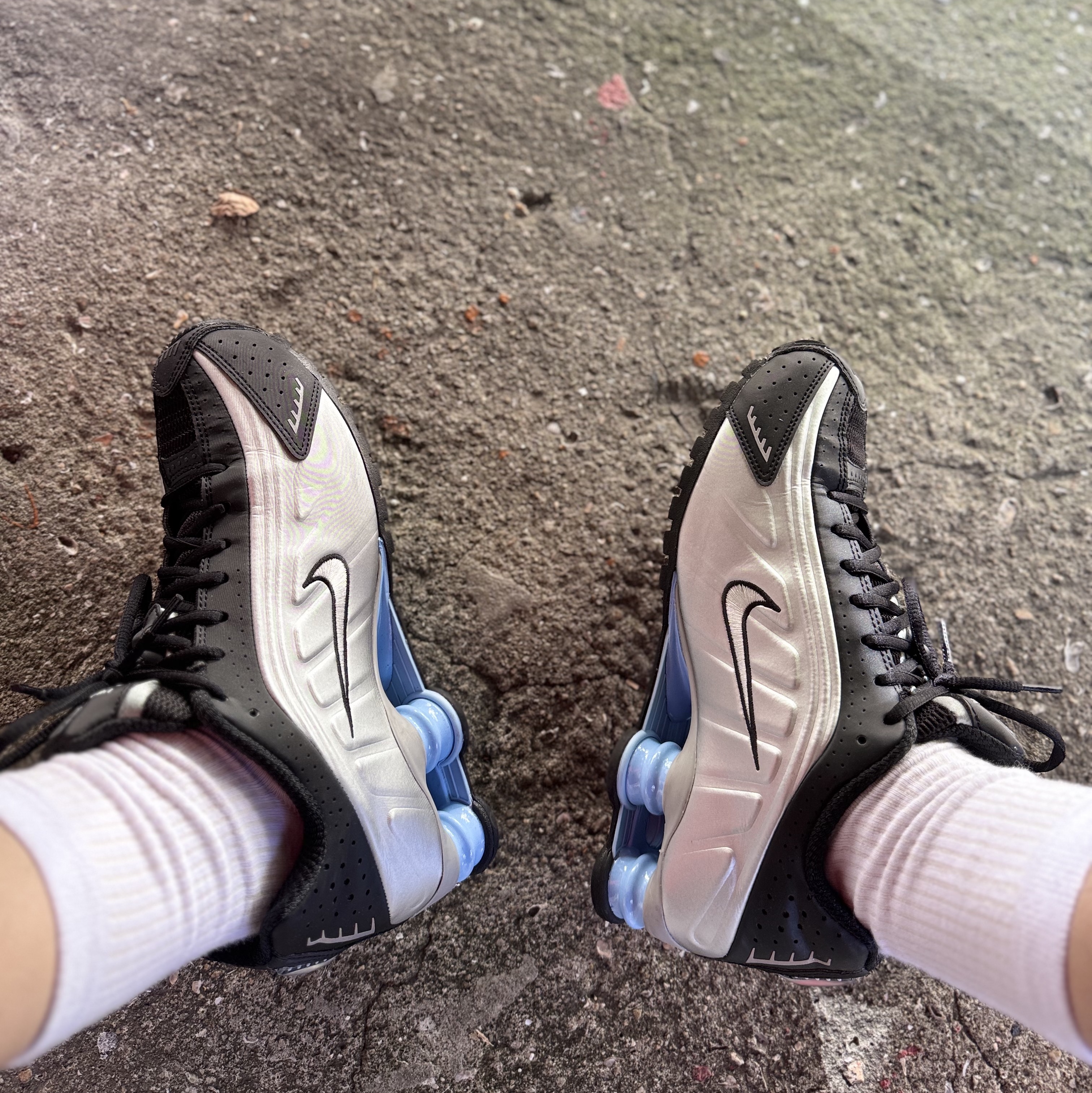 Nike Shox R4 Metallic Silver Black 착용 스타일