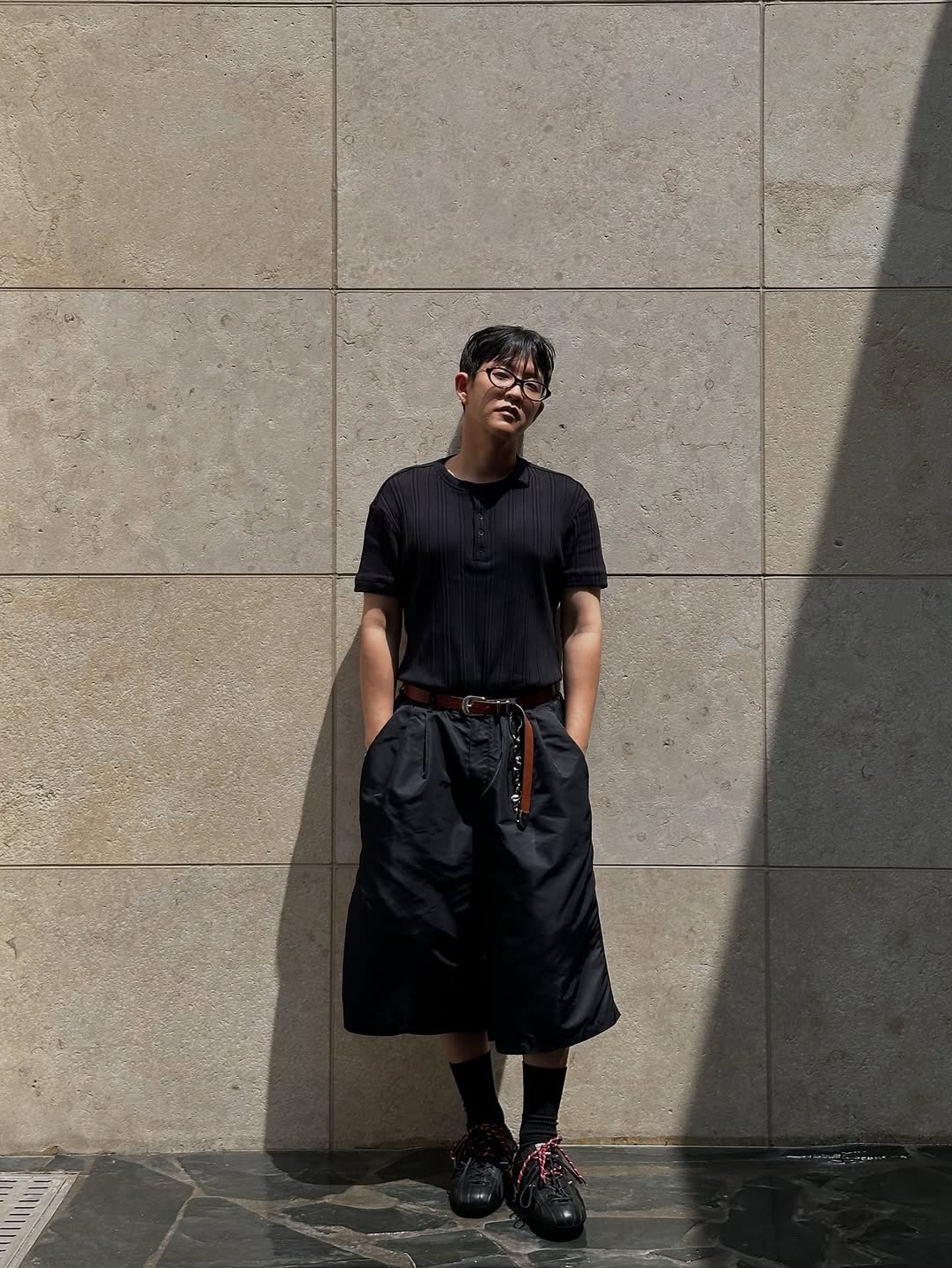 SOULESURES BOLD Kyle, MJD x Koin Seoul Two Tuck Re-Nylon Wide Carpenter Bermuda Pants Black 착용 스타일 - 1