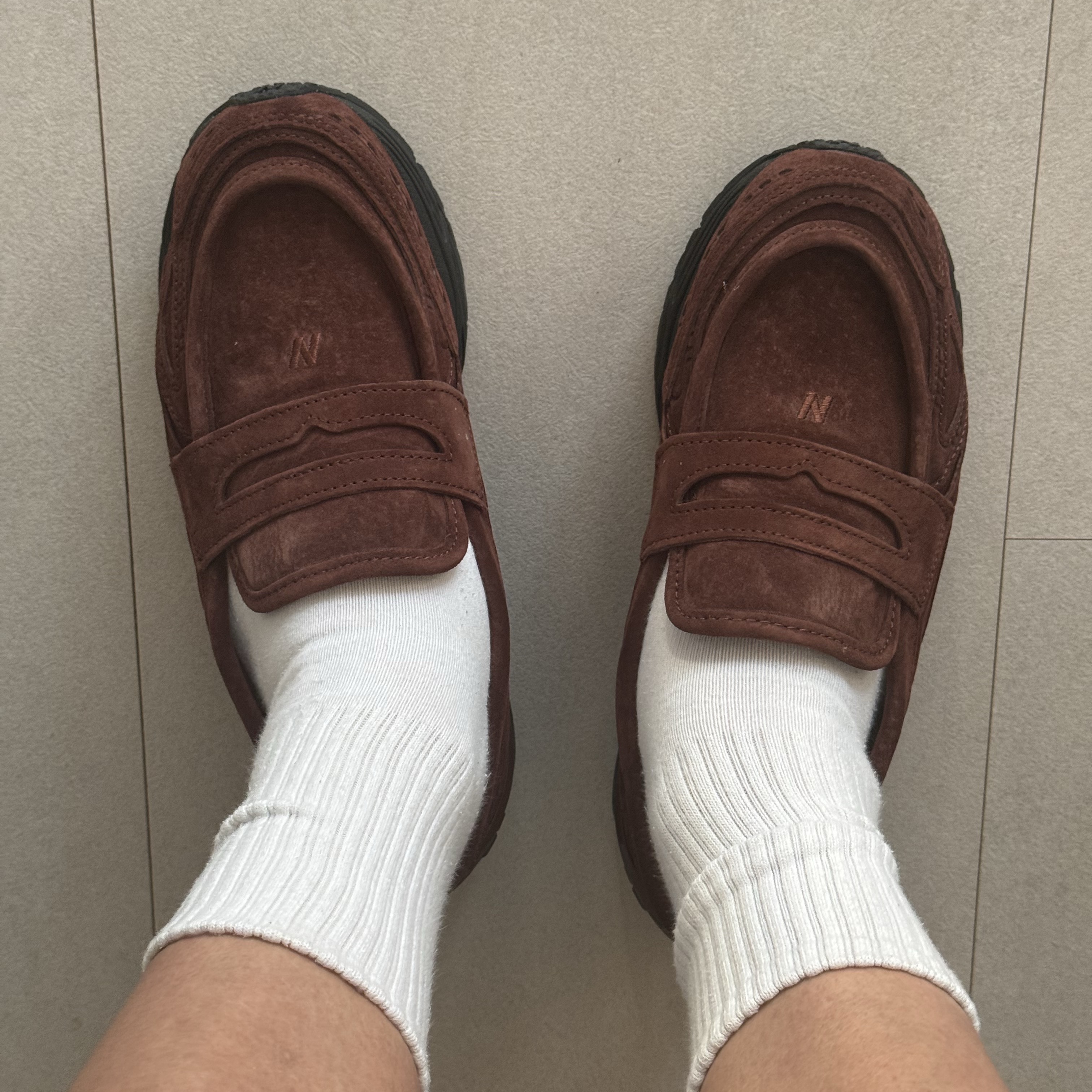 New Balance 1906L Rich Oak 착용 스타일 - 1