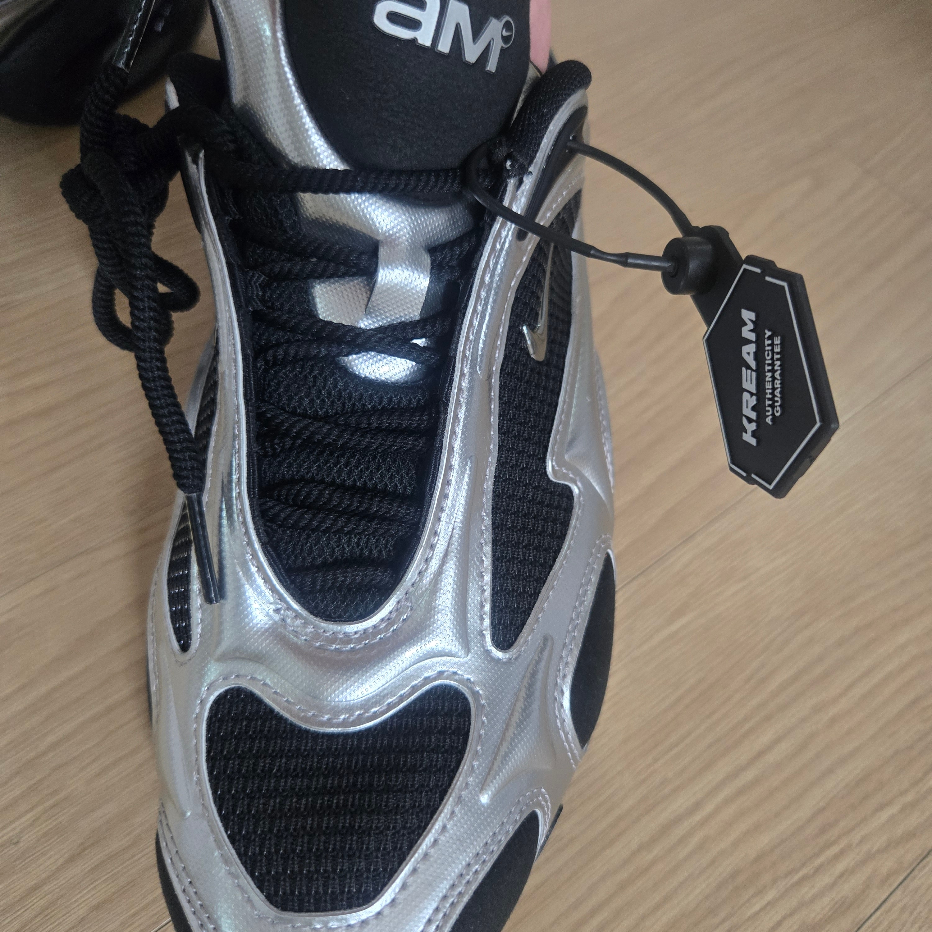 (W) Nike Air Max Muse Black and Metallic Silver 착용 스타일 - 2