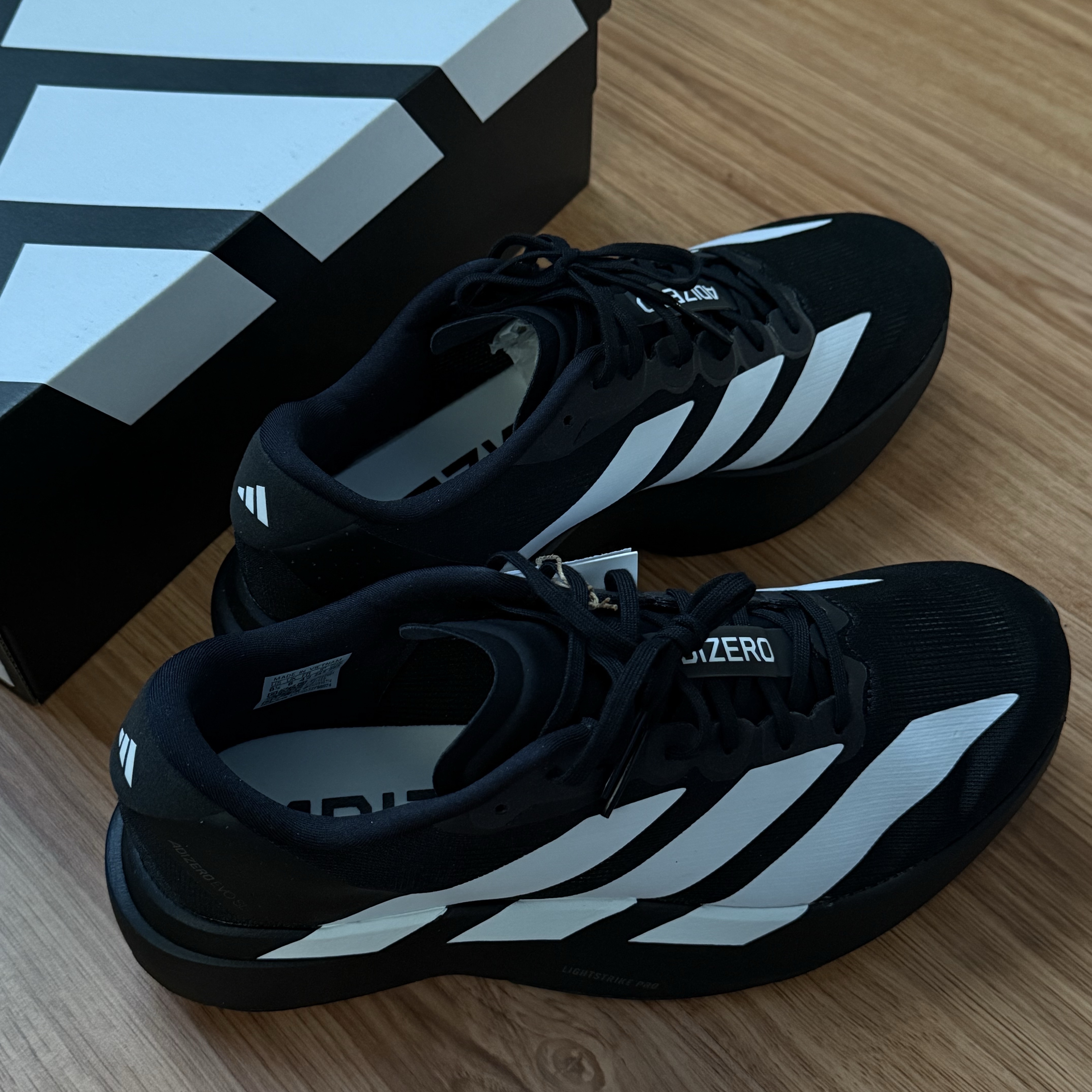 Adidas Adizero EVO SL Core Black Cloud White 착용 스타일 - 2
