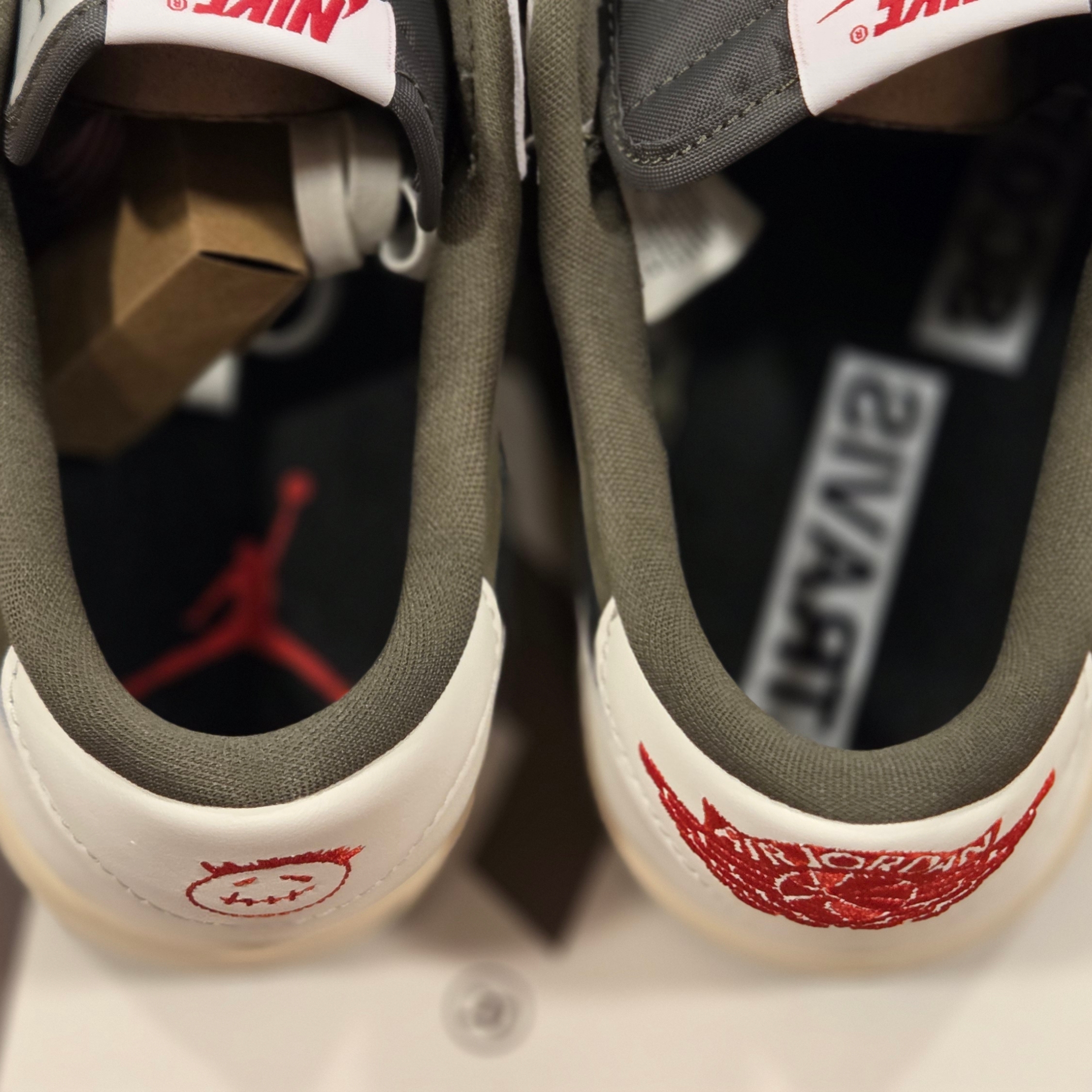 Jordan 1 x Travis Scott Retro Low OG SP Reverse Olive 착용 스타일 - 1