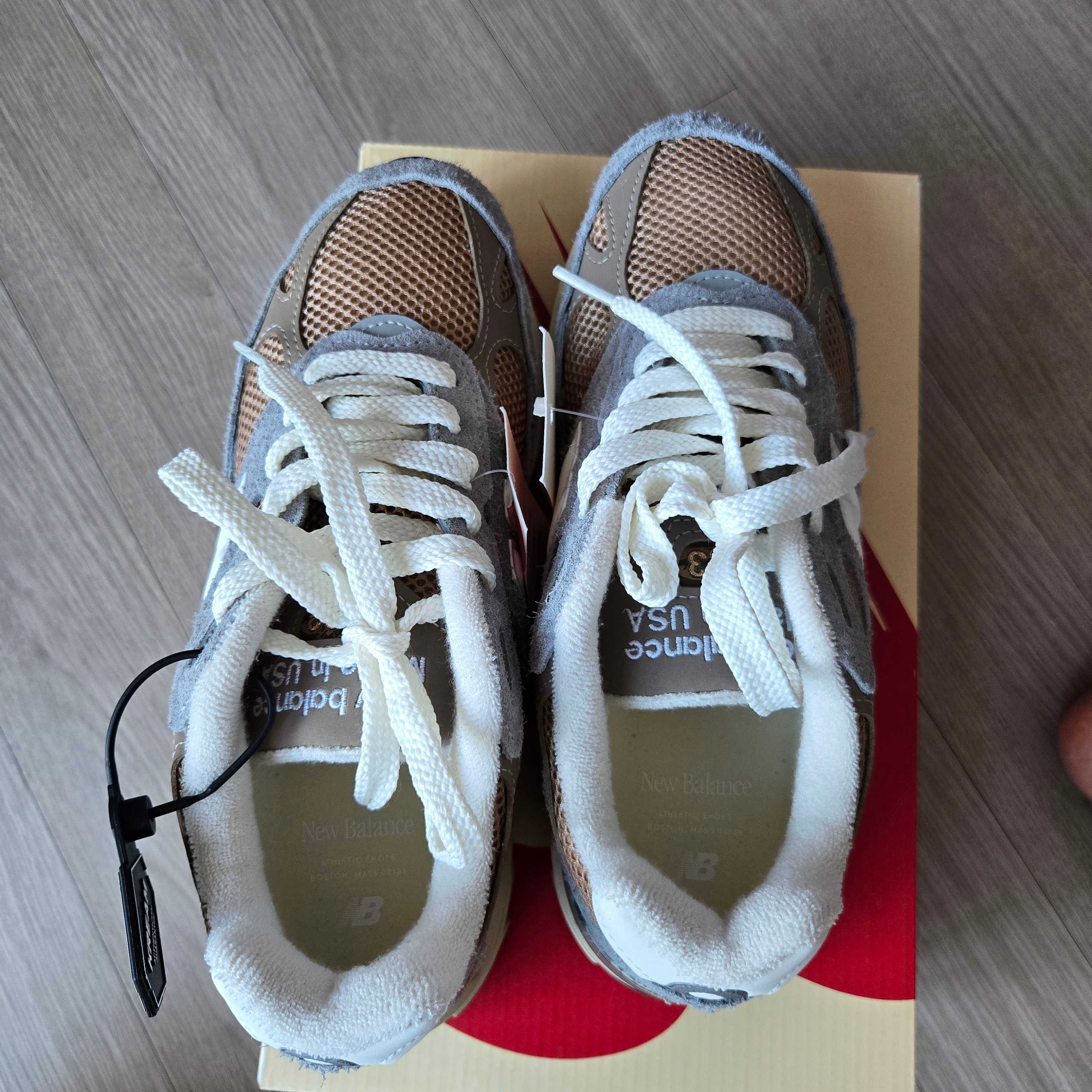 New Balance 993 Made in USA Shadow Grey Driftwood 착용 스타일 - 1
