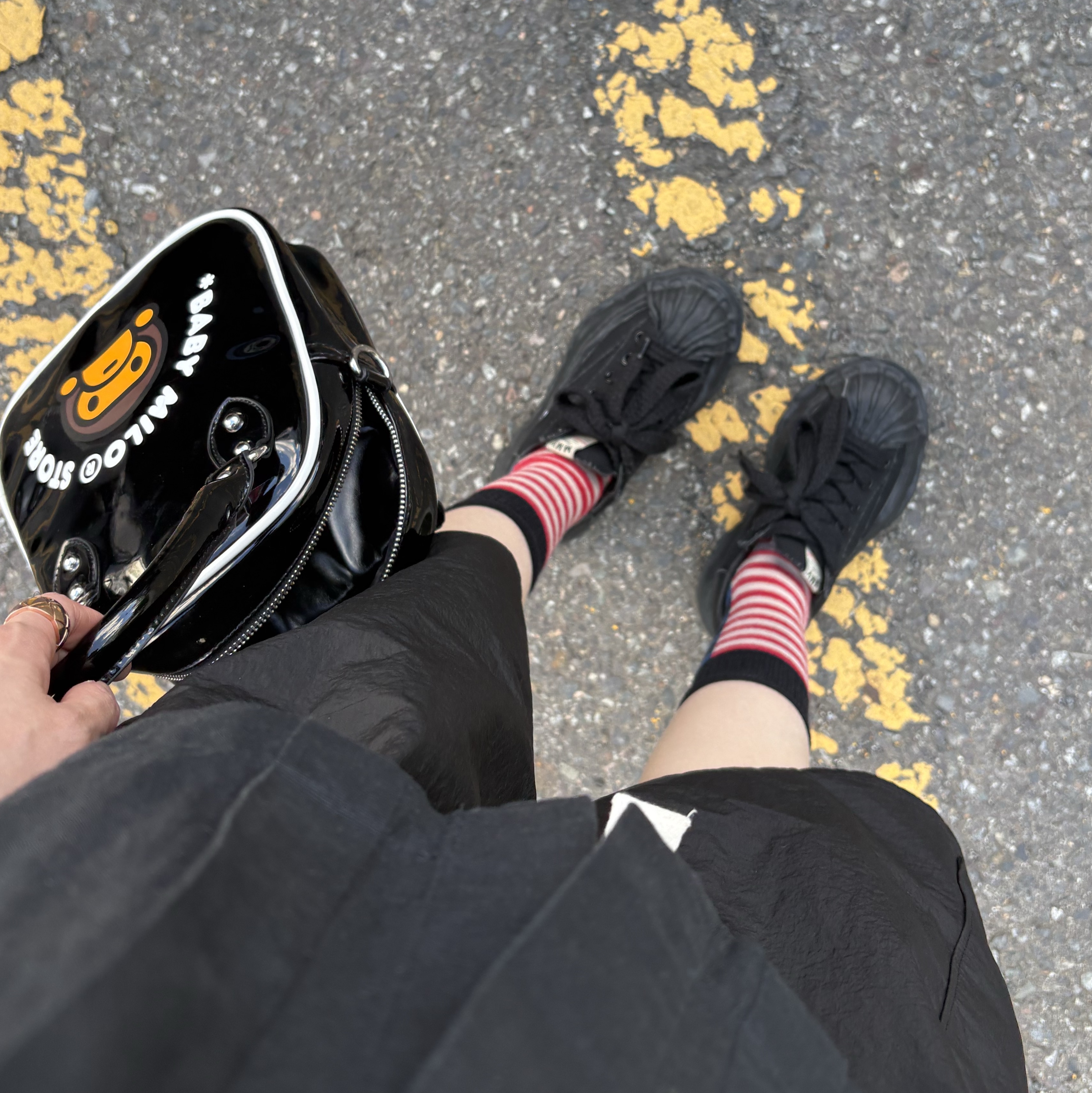 Maison Mihara Yasuhiro Blakey OG Sole Canvas Low-top Sneakers Black Black, BAPE Baby Milo Bowlingtas Black 착용 스타일 - 1