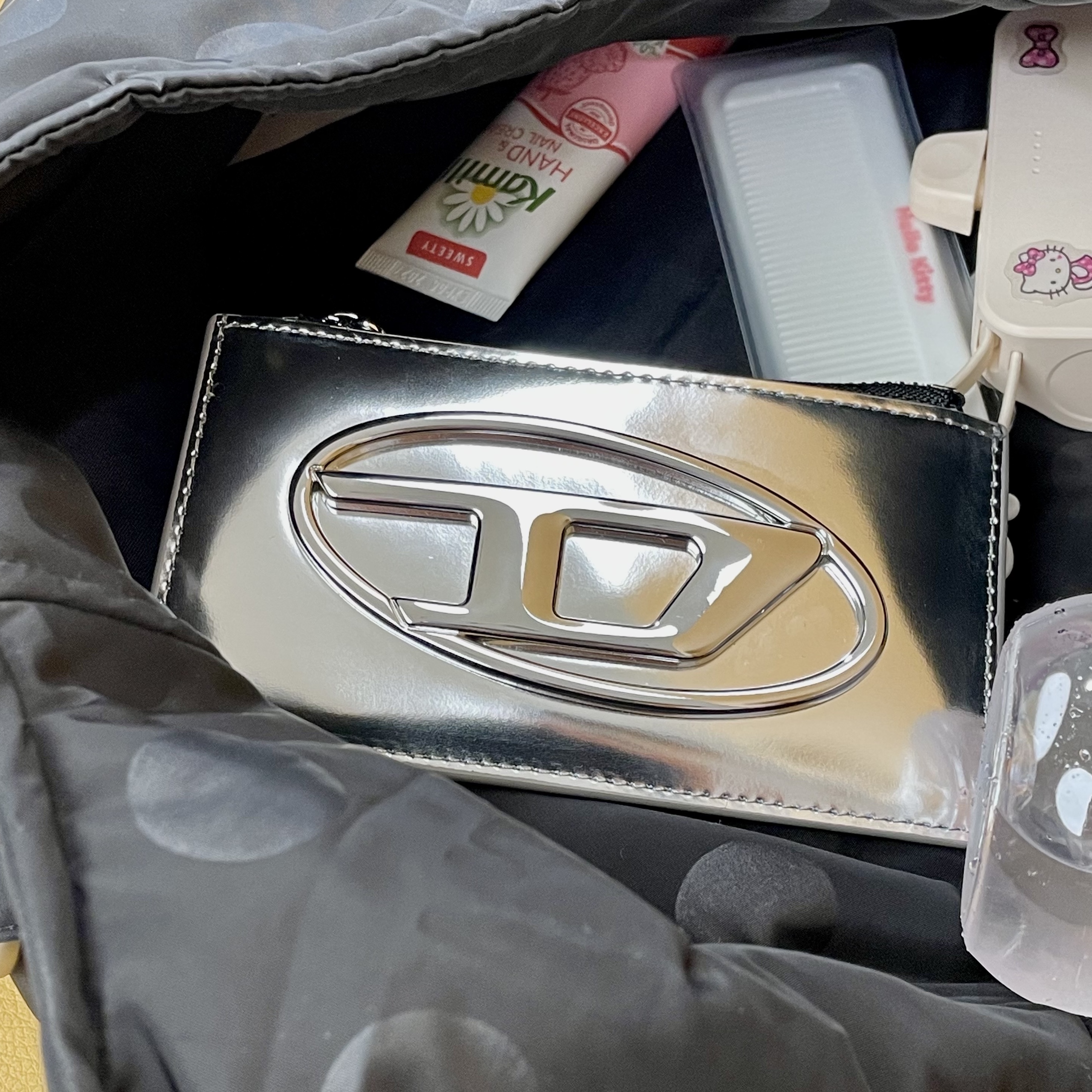 Diesel 1DR Logo Metallic Zipped Card Holder Silver 착용 스타일 - 2
