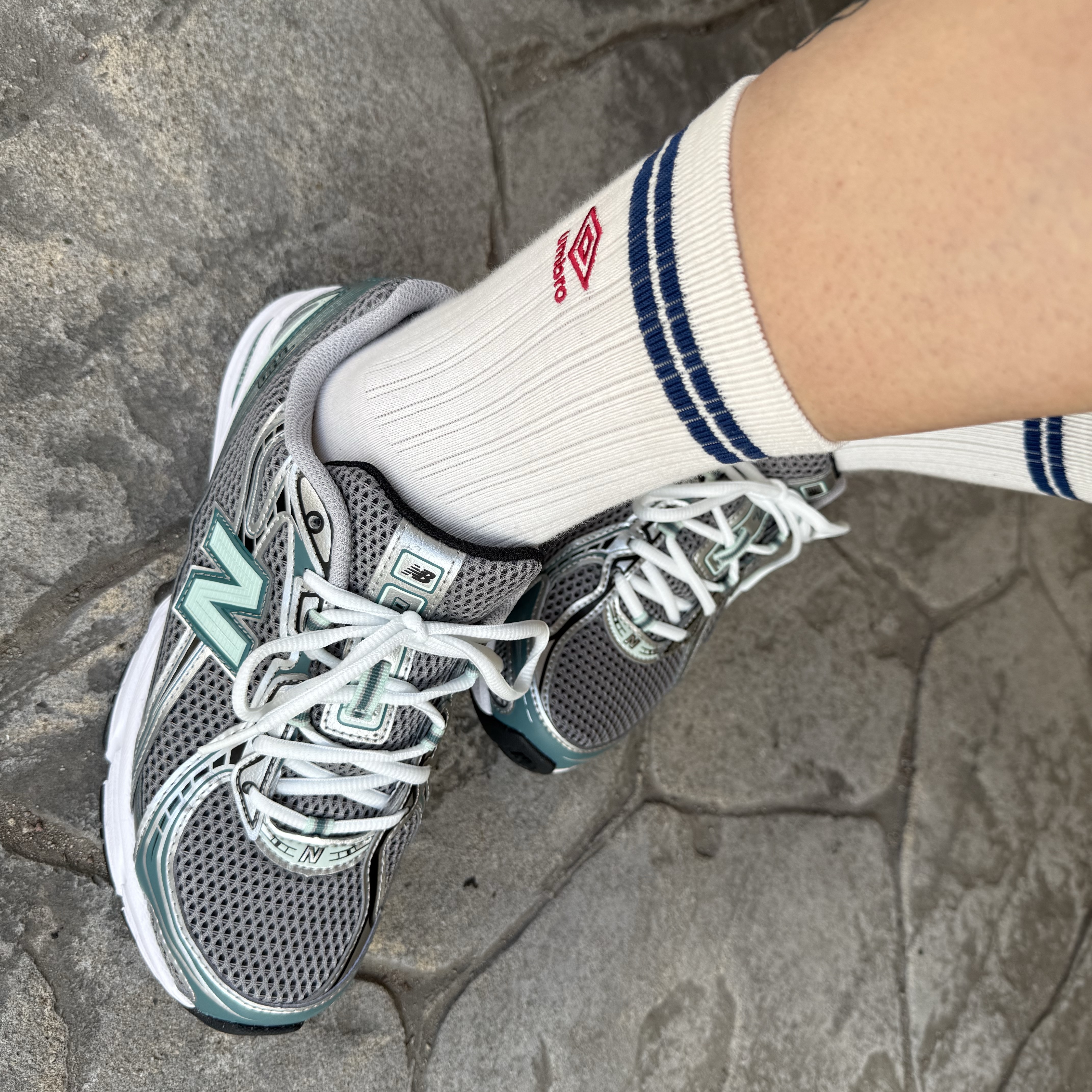 New Balance 740 Silver Metallic New Spruce 착용 스타일 - 2