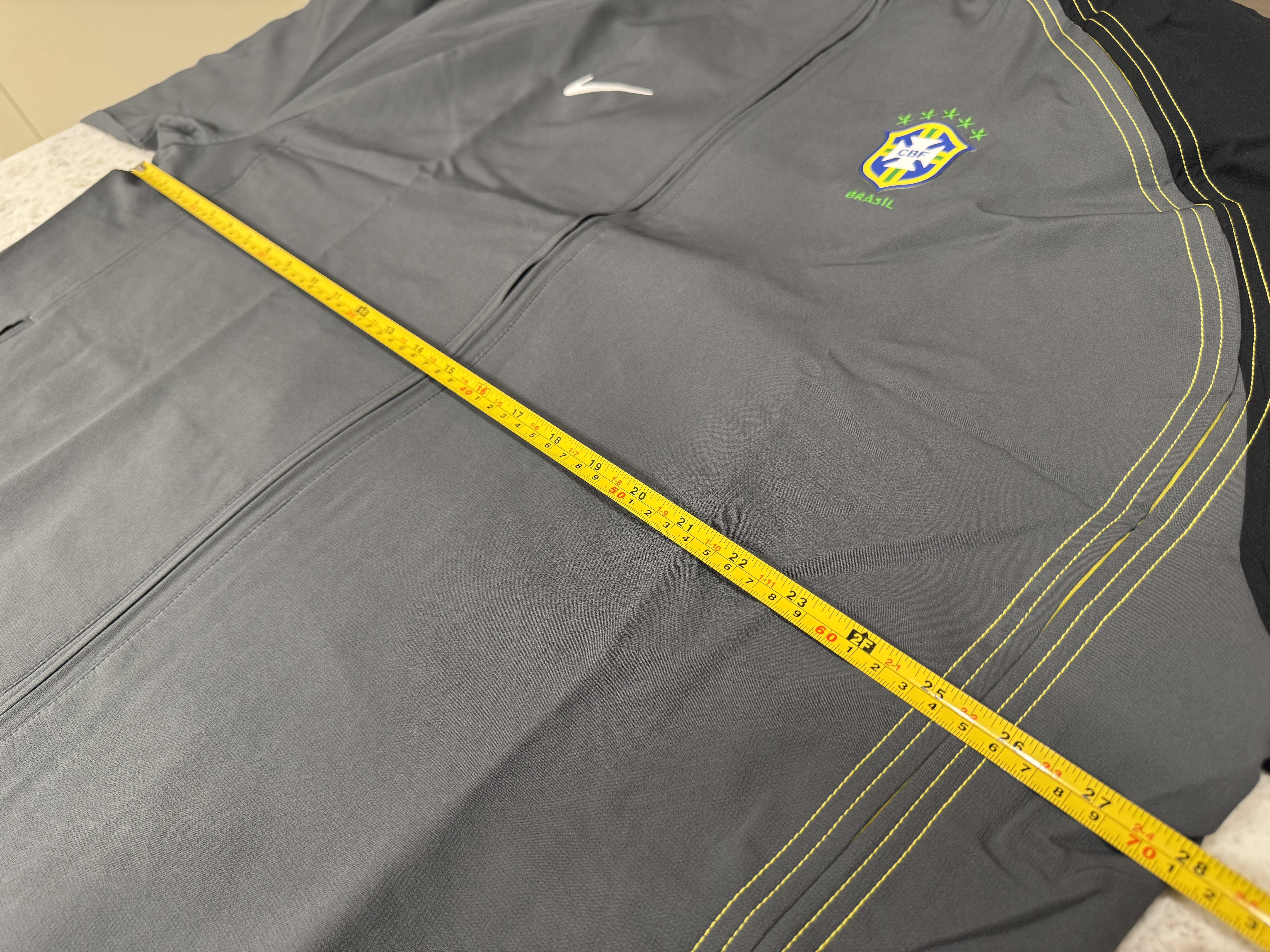 Nike Brazil 2004 Total 90 Reissue Soccer Replica Track Jacket (HV4437-021) 착용 스타일 - 5