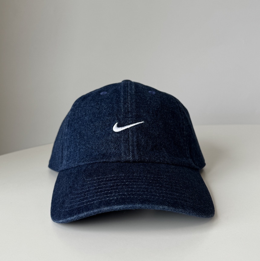 Nike Club Unstructured Denim Cap College Navy White, Nike Dri-Fit Fly Unstructured Swoosh Cap Black 착용 스타일 - 1