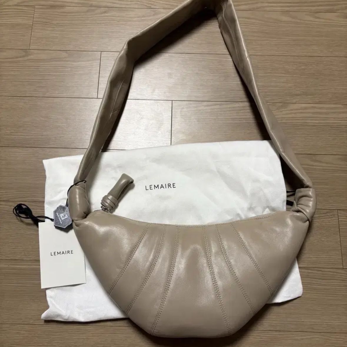 Lemaire Small Croissant Bag Soft Nappa Leather Sand Stone 착용 스타일