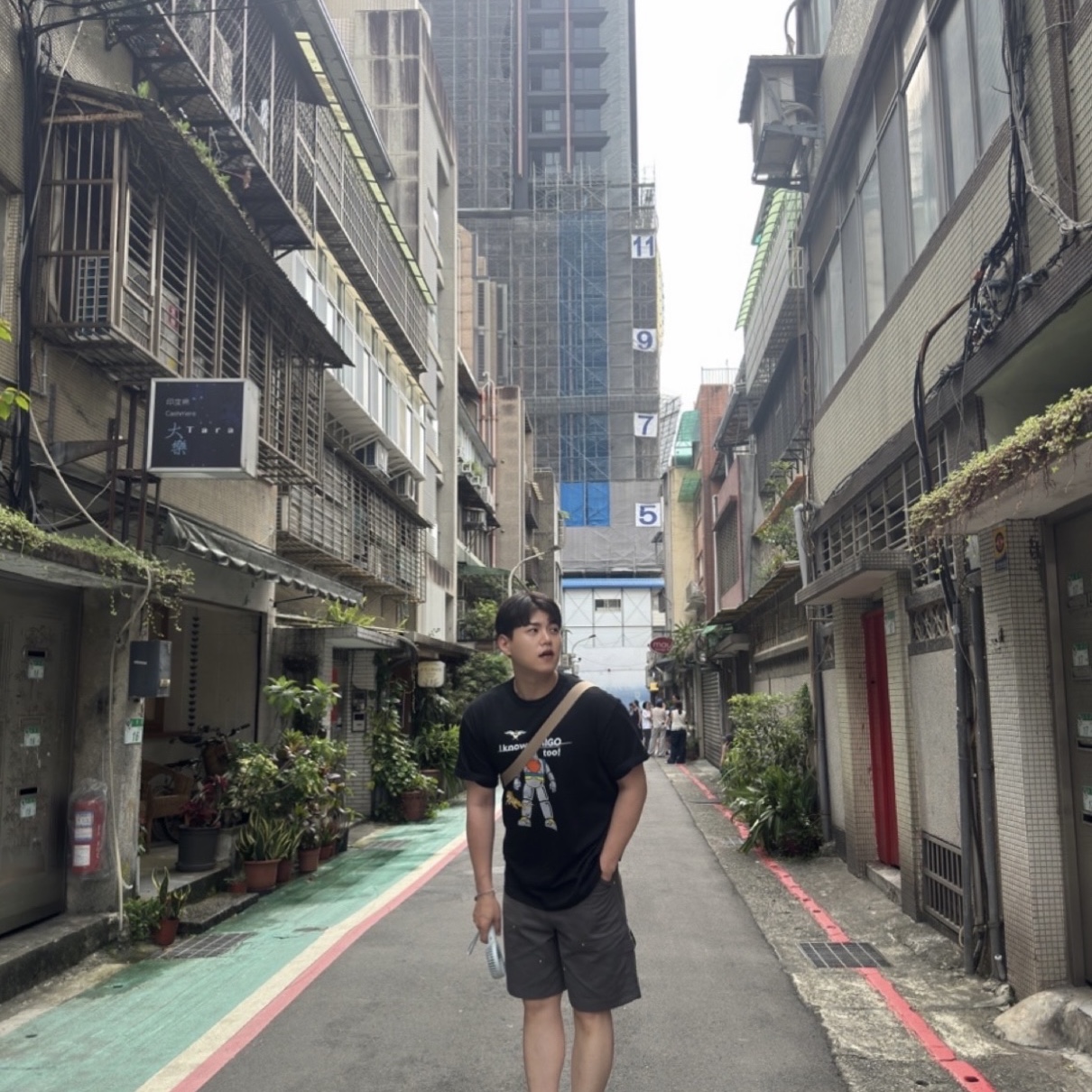 Human Made x I Know Nigo Too Graphic T-Shirt Black, Sacai x Carhartt WIP Duck Shorts Gray 착용 스타일